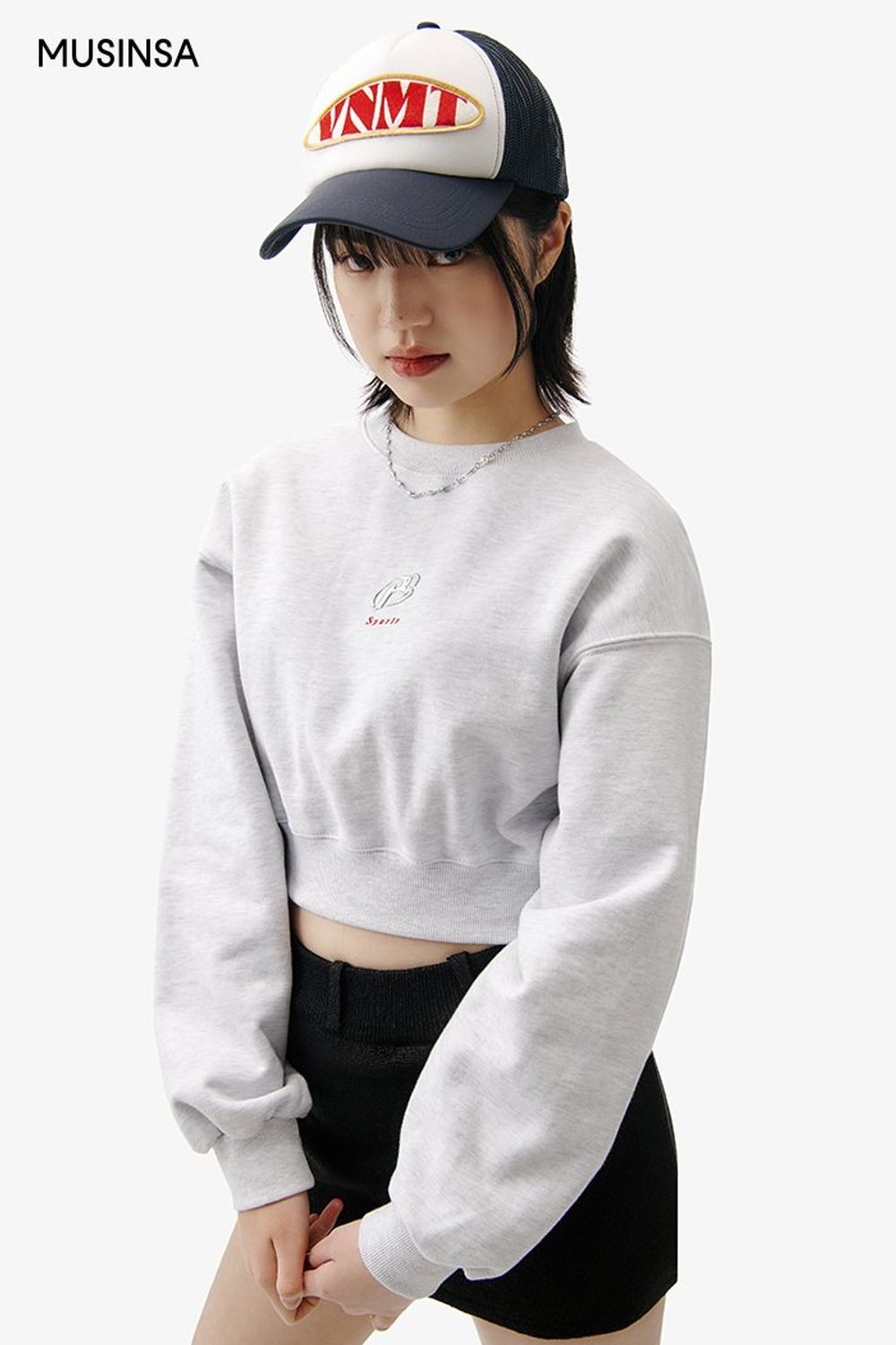 편하게 입기 좋은 스웨트셔츠와 미니스커트를 매치하고 볼캡으로 포인트를 준 캐주얼 룩 #그래픽 #짧치 #스포티 #컬러블록 #크롭 #봄 #캐주얼