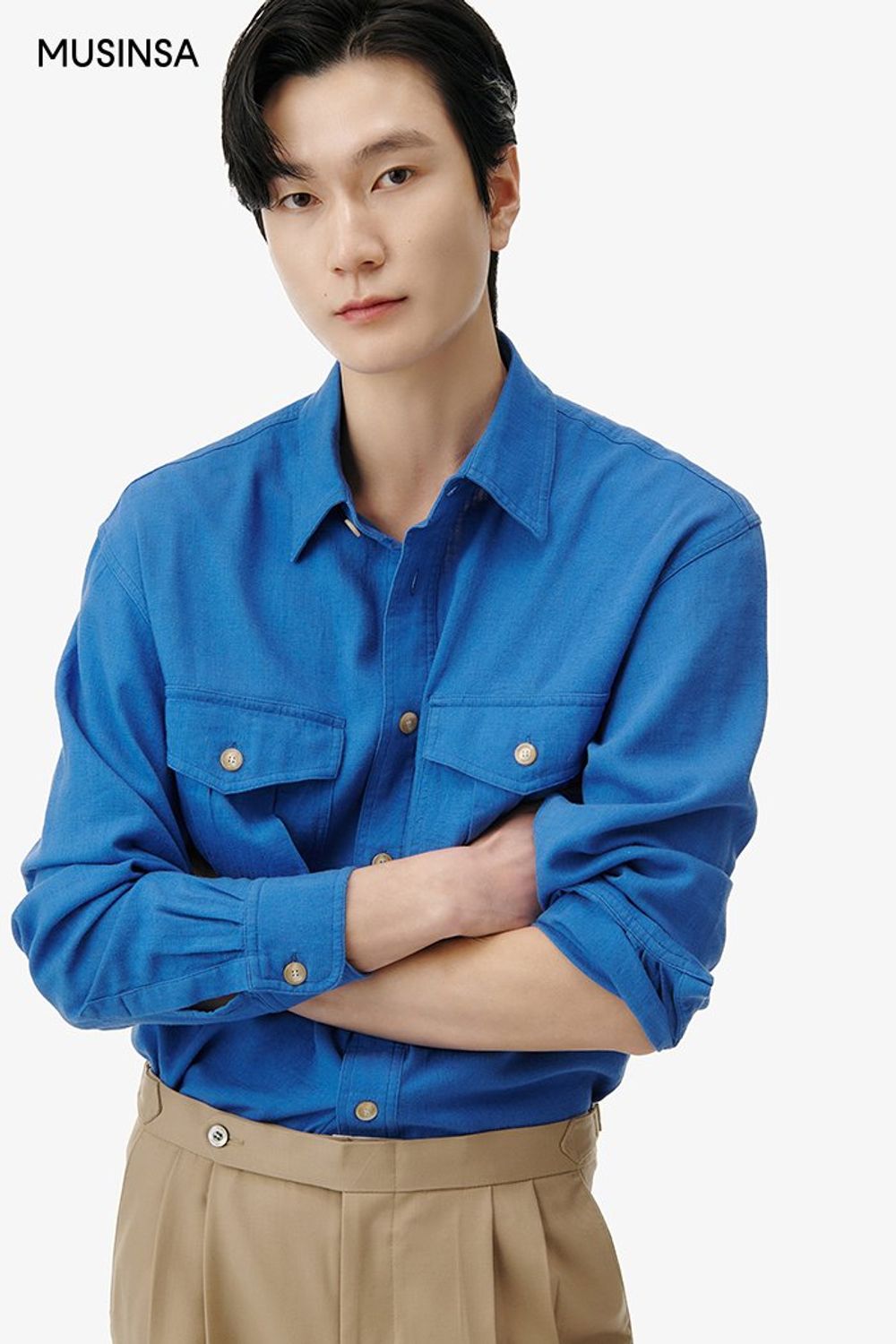 아웃 포켓 디테일 셔츠와 베이지 컬러 슬랙스를 매치하고 토트백으로 마무리한 댄디 룩 #컬러포인트 #핀턱 #봄 #댄디 #에디터_천만욱