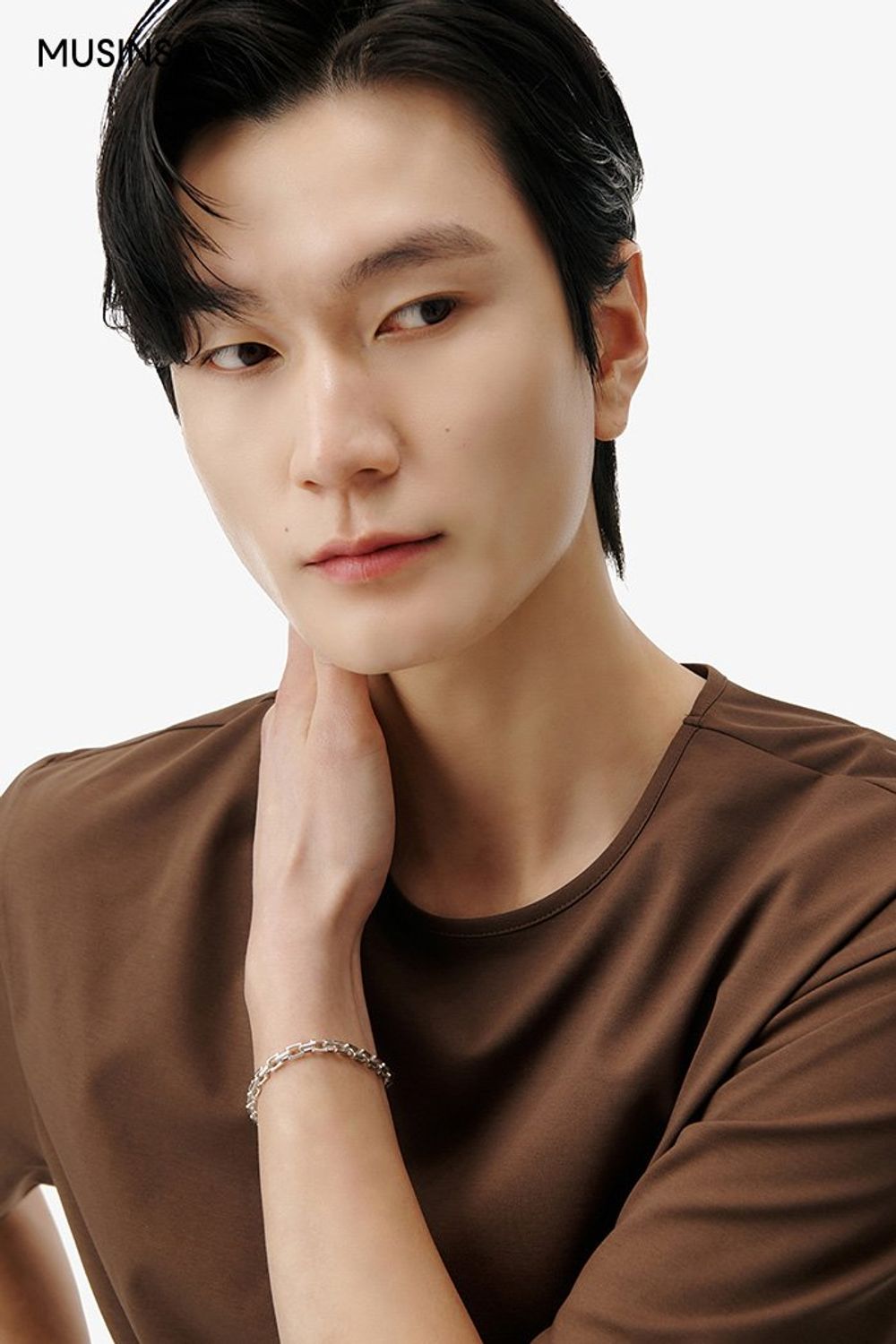 브라운 컬러 반소매 티셔츠에 부츠 컷 데님 팬츠를 매치하고 블레이저를 걸쳐 마무리한 댄디 룩 #환절기 #오버핏 #부츠컷 #워싱 #봄 #댄디 #에디터_천만욱