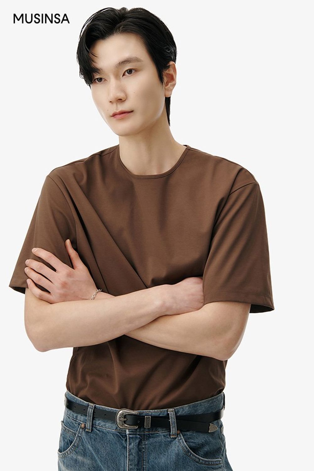 브라운 컬러 반소매 티셔츠에 부츠 컷 데님 팬츠를 매치하고 블레이저를 걸쳐 마무리한 댄디 룩 #환절기 #오버핏 #부츠컷 #워싱 #봄 #댄디 #에디터_천만욱