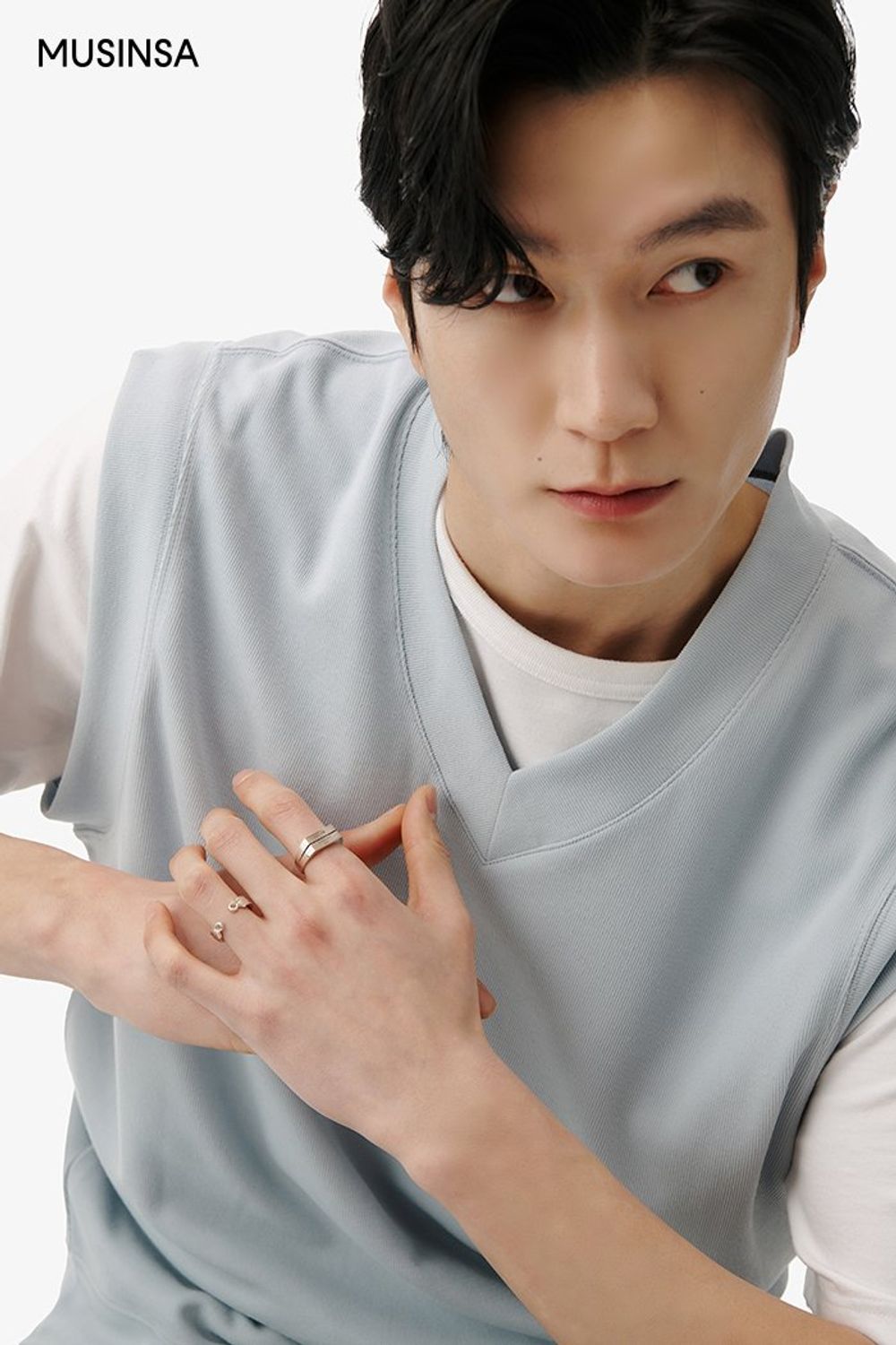 브이넥 니트 베스트에 슬랙스를 매치하고 그린 컬러 페니 로퍼로 마무리한 댄디 룩 #슬림핏 #파스텔 #레이어드룩 #핀턱 #크롭 #봄 #댄디 #에디터_천만욱