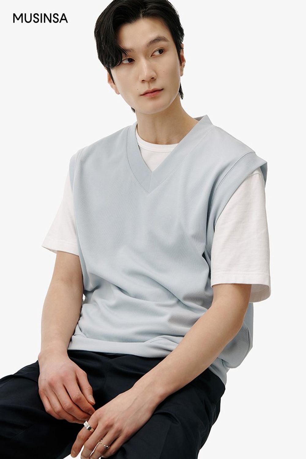 브이넥 니트 베스트에 슬랙스를 매치하고 그린 컬러 페니 로퍼로 마무리한 댄디 룩 #슬림핏 #파스텔 #레이어드룩 #핀턱 #크롭 #봄 #댄디 #에디터_천만욱