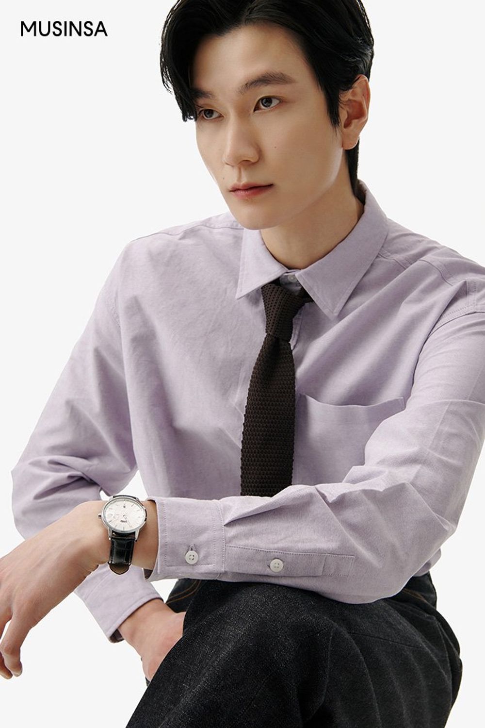 퍼플 컬러 셔츠에 데님 팬츠를 매치하고 레더 토트백으로 마무리한 댄디 룩 #환절기 #레귤러핏 #컬러포인트 #스티치 #봄 #댄디 #에디터_천만욱