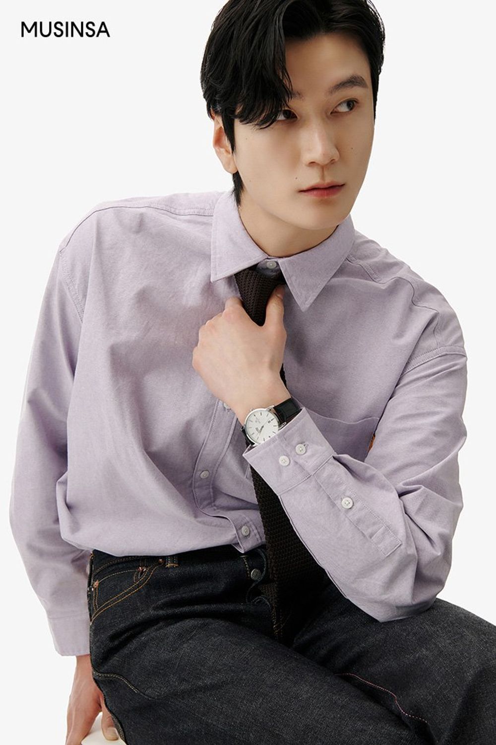 퍼플 컬러 셔츠에 데님 팬츠를 매치하고 레더 토트백으로 마무리한 댄디 룩 #환절기 #레귤러핏 #컬러포인트 #스티치 #봄 #댄디 #에디터_천만욱