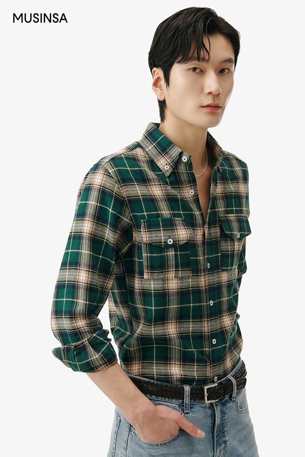 체크 패턴이 돋보이는 셔츠에 크롭 기장의 데님 팬츠를 매치하고 스웨이드 소재 로퍼로 마무리한 댄디 룩 #체크 #워싱 #크롭 #봄 #댄디 #에디터_천만욱