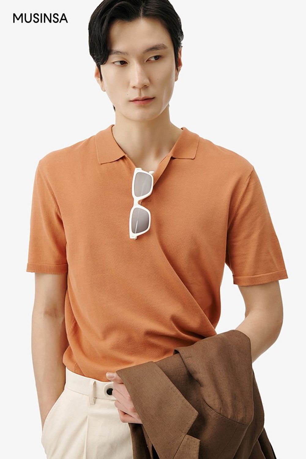 브라운 컬러 블레이저에 오픈 카라 디테일의 반소매 니트와 치노 팬츠를 매치한 포멀 룩 #클래식 #뉴트럴톤 #린넨 #핀턱 #봄 #비즈니스캐주얼 #포멀 #에디터_천만욱 #올드머니