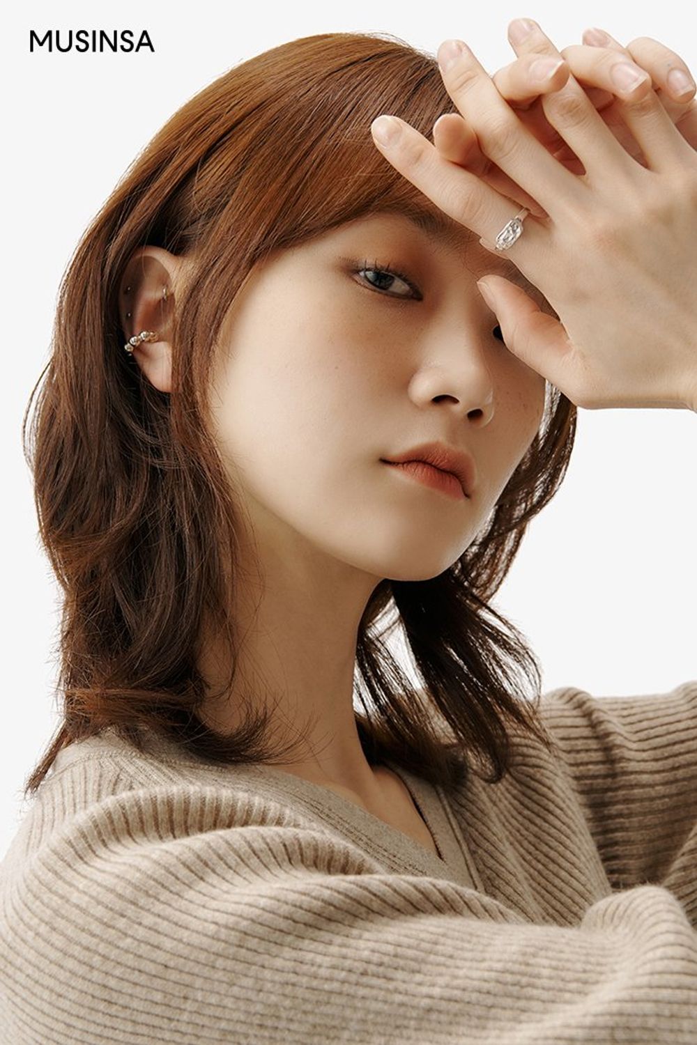 브이넥 카디건에 미니스커트를 매치해 차분하게 연출한 로맨틱 룩 #뉴트럴톤 #컬러블록 #봄 #로맨틱 #캐시미어 #데이트룩 #데님스커트 #에디터_권준희