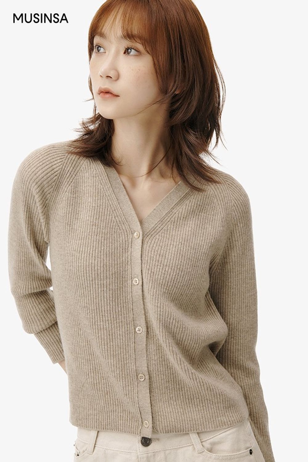 브이넥 카디건에 미니스커트를 매치해 차분하게 연출한 로맨틱 룩 #뉴트럴톤 #컬러블록 #봄 #로맨틱 #캐시미어 #데이트룩 #데님스커트 #에디터_권준희
