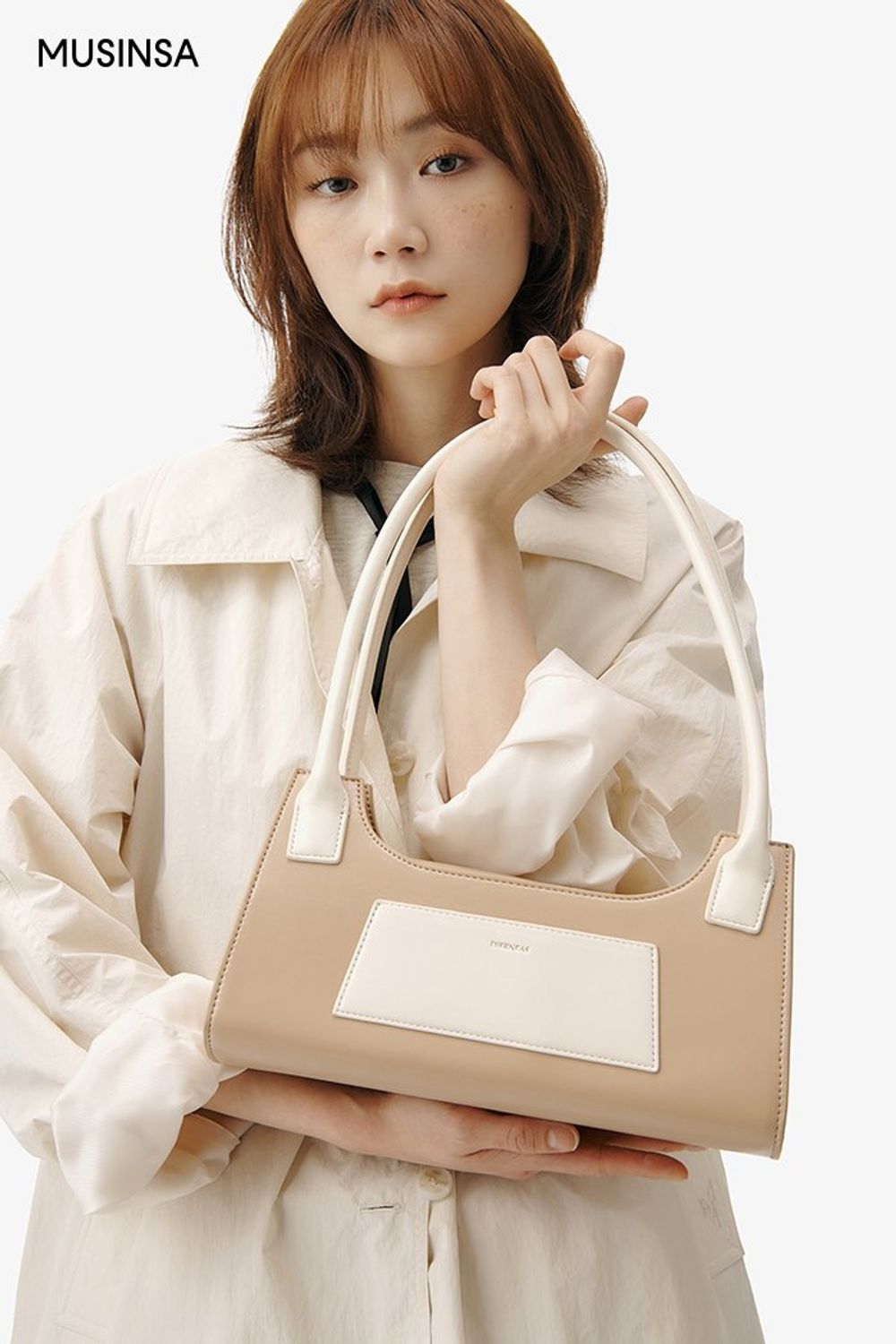미니멀한 티셔츠에 블랙 팬츠를 매치하고 스카프로 포인트를 더한 시크 룩 #모노톤 #컬러블록 #출근룩 #봄 #시크 #미니멀룩 #에디터_권준희