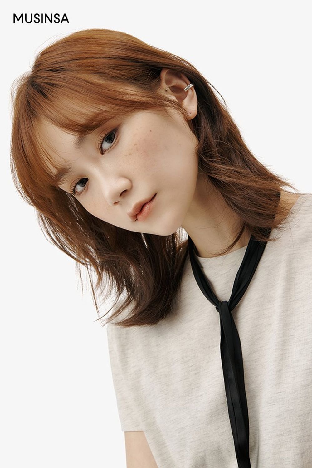 미니멀한 티셔츠에 블랙 팬츠를 매치하고 스카프로 포인트를 더한 시크 룩 #모노톤 #컬러블록 #출근룩 #봄 #시크 #미니멀룩 #에디터_권준희
