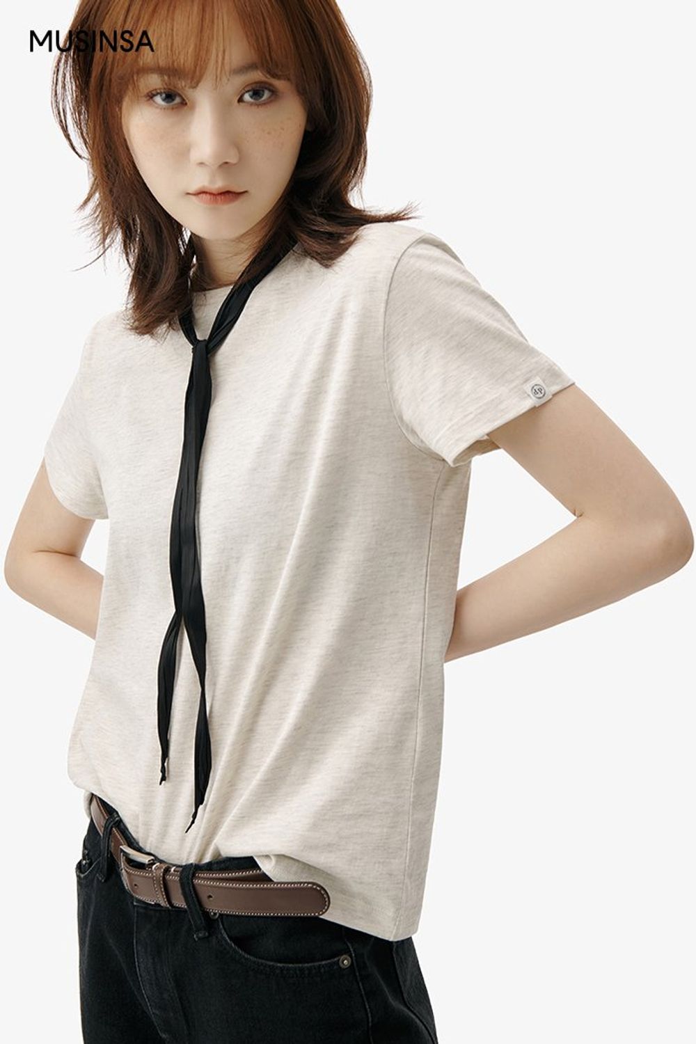 미니멀한 티셔츠에 블랙 팬츠를 매치하고 스카프로 포인트를 더한 시크 룩 #모노톤 #컬러블록 #출근룩 #봄 #시크 #미니멀룩 #에디터_권준희
