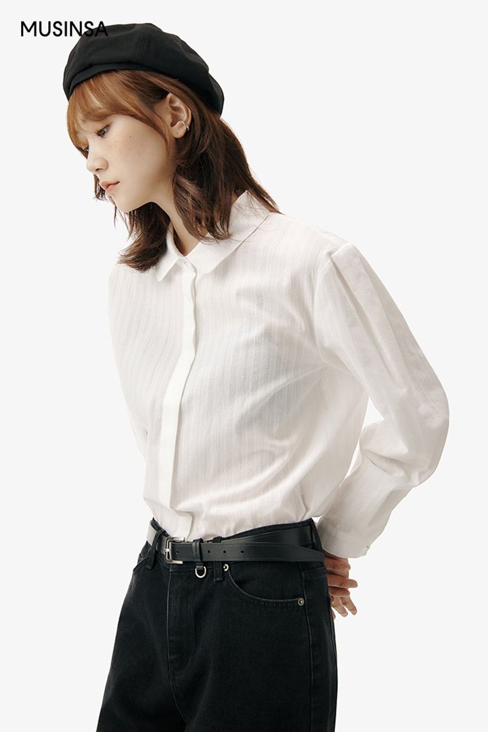 핀턱 포인트의 블라우스와 블랙 팬츠의 조합에 베레를 더해 포인트를 준 걸리시 룩 #모노톤 #컬러블록 #핀턱 #마이크로백 #봄 #걸리시 #에디터_권준희