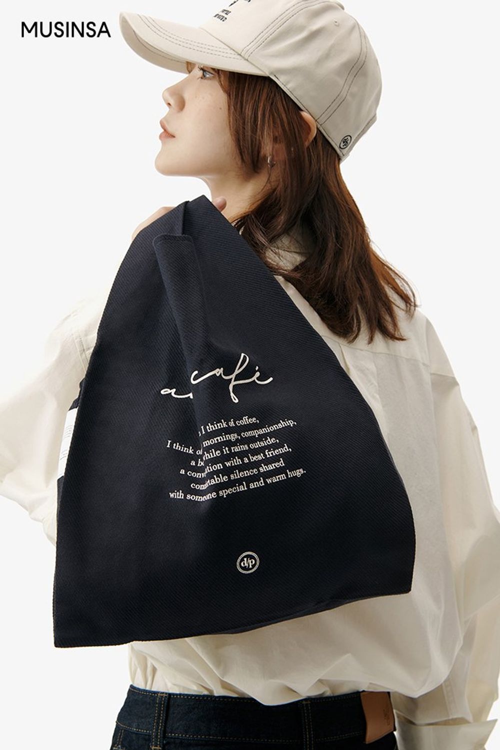 오버 핏 셔츠에 데님스커트를 매치한 후 볼캡으로 마무리한 캐주얼 룩 #오버핏 #컬러포인트 #봄 #캐주얼 #캠퍼스룩 #데님스커트 #개강룩 #스티치볼캡 #스웨이드슈즈 #에디터_권준희
