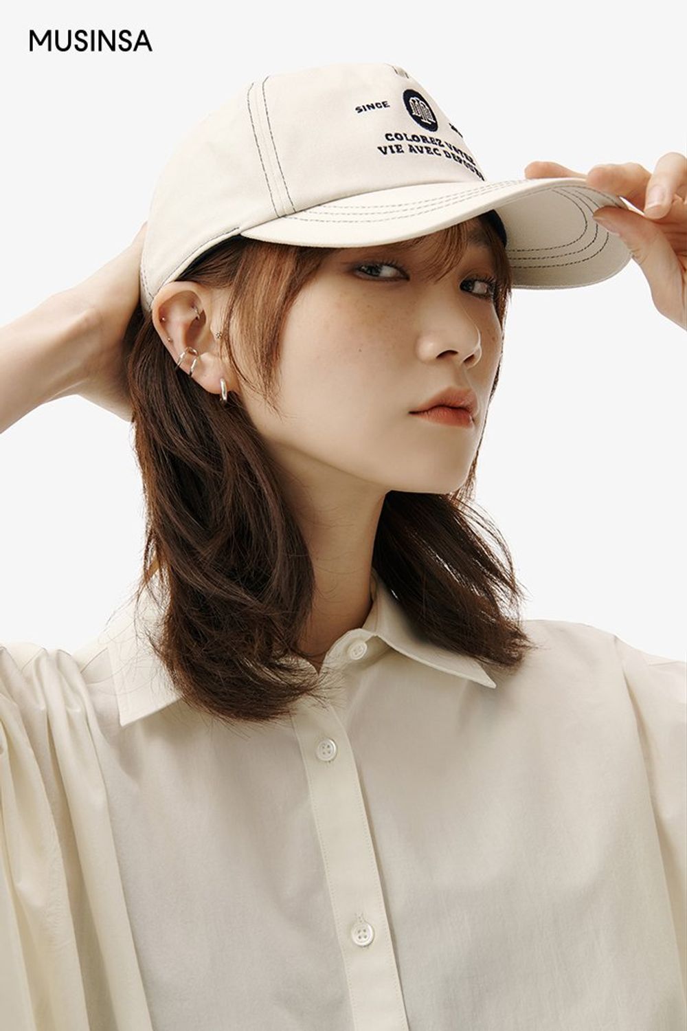 오버 핏 셔츠에 데님스커트를 매치한 후 볼캡으로 마무리한 캐주얼 룩 #오버핏 #컬러포인트 #봄 #캐주얼 #캠퍼스룩 #데님스커트 #개강룩 #스티치볼캡 #스웨이드슈즈 #에디터_권준희