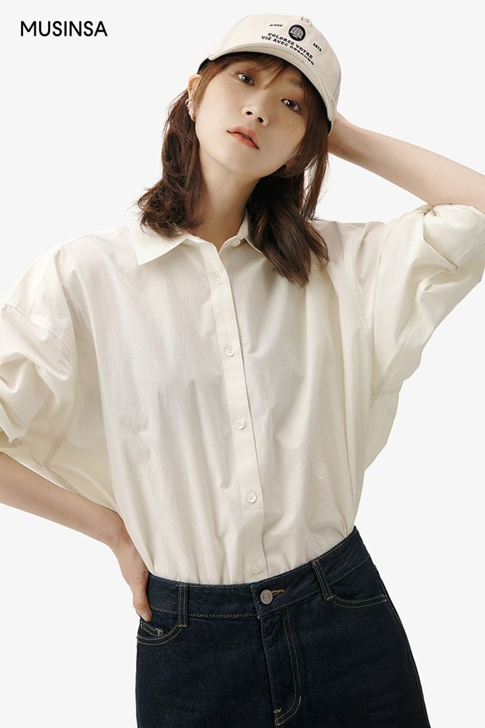 오버 핏 셔츠에 데님스커트를 매치한 후 볼캡으로 마무리한 캐주얼 룩 #오버핏 #컬러포인트 #봄 #캐주얼 #캠퍼스룩 #데님스커트 #개강룩 #스티치볼캡 #스웨이드슈즈 #에디터_권준희