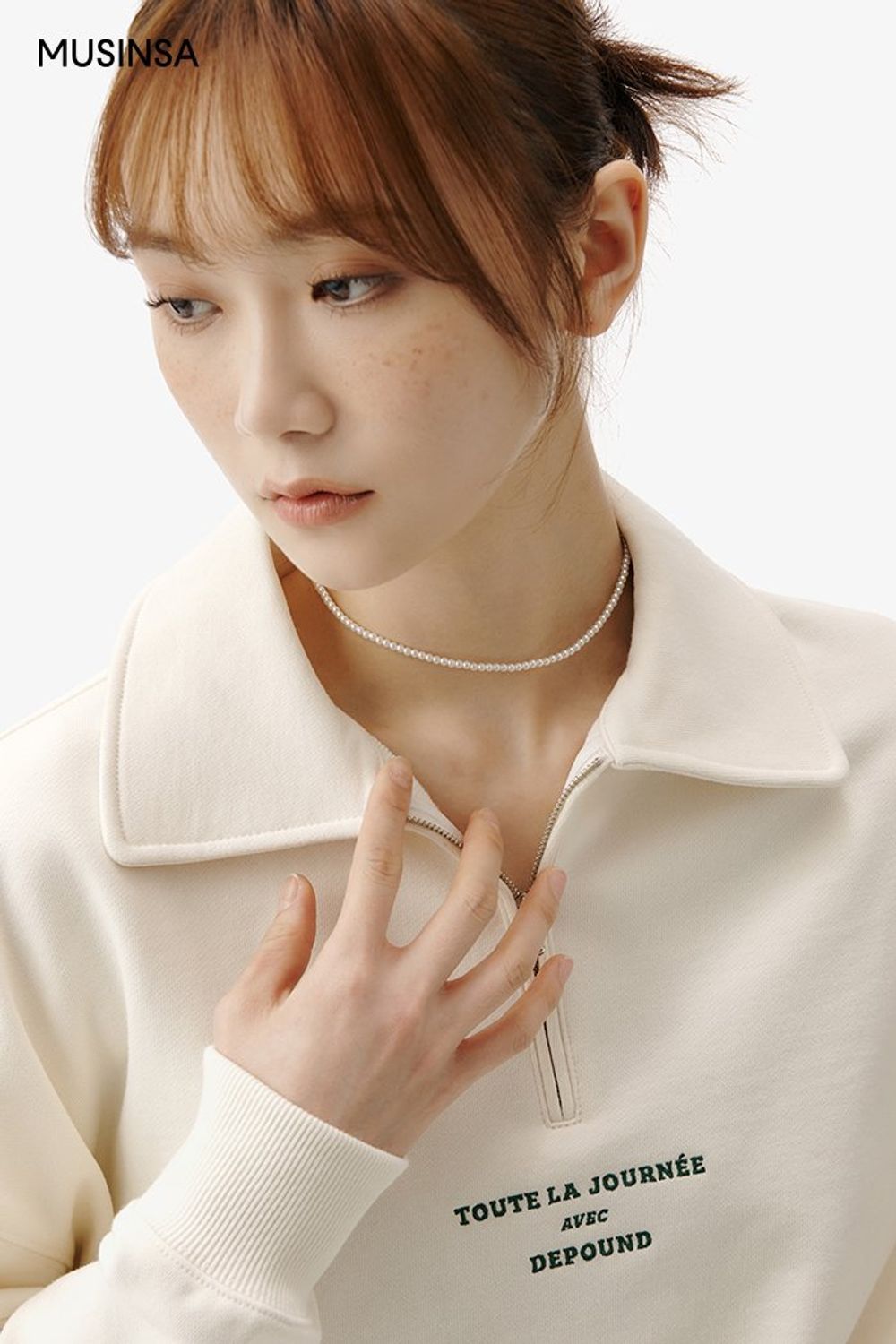 심플한 스웨트셔츠에 데님 팬츠를 매치한 후 에코 백으로 마무리한 캐주얼 룩 #컬러블록 #봄 #캐주얼 #에디터_권준희