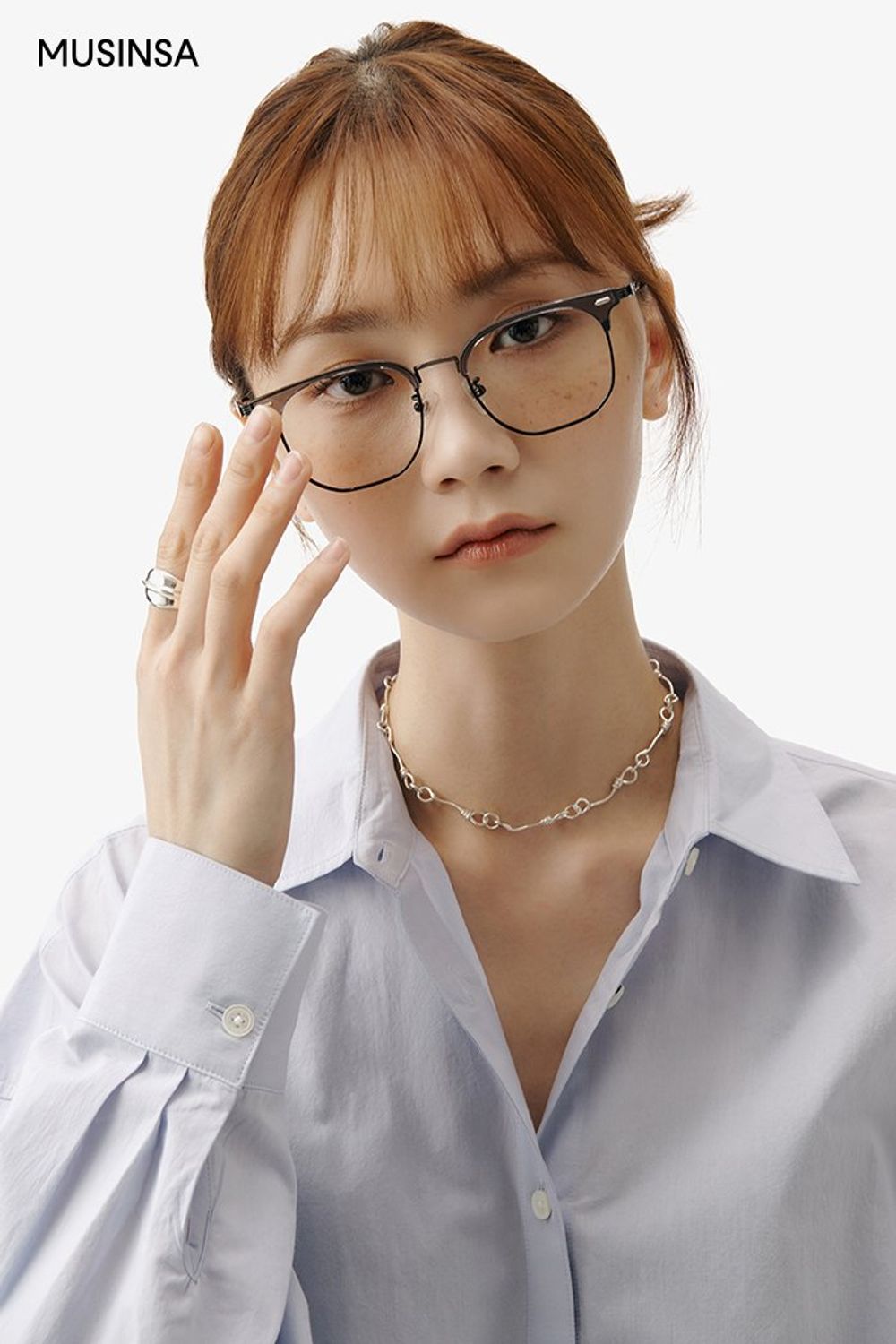 블루 셔츠에 핀턱 슬랙스를 매치한 후 안경을 더해 마무리한 포멀 룩 #단정한 #오버핏 #출근룩 #봄 #비즈니스캐주얼 #포멀 #핀턱팬츠 #미니멀룩 #에디터_권준희