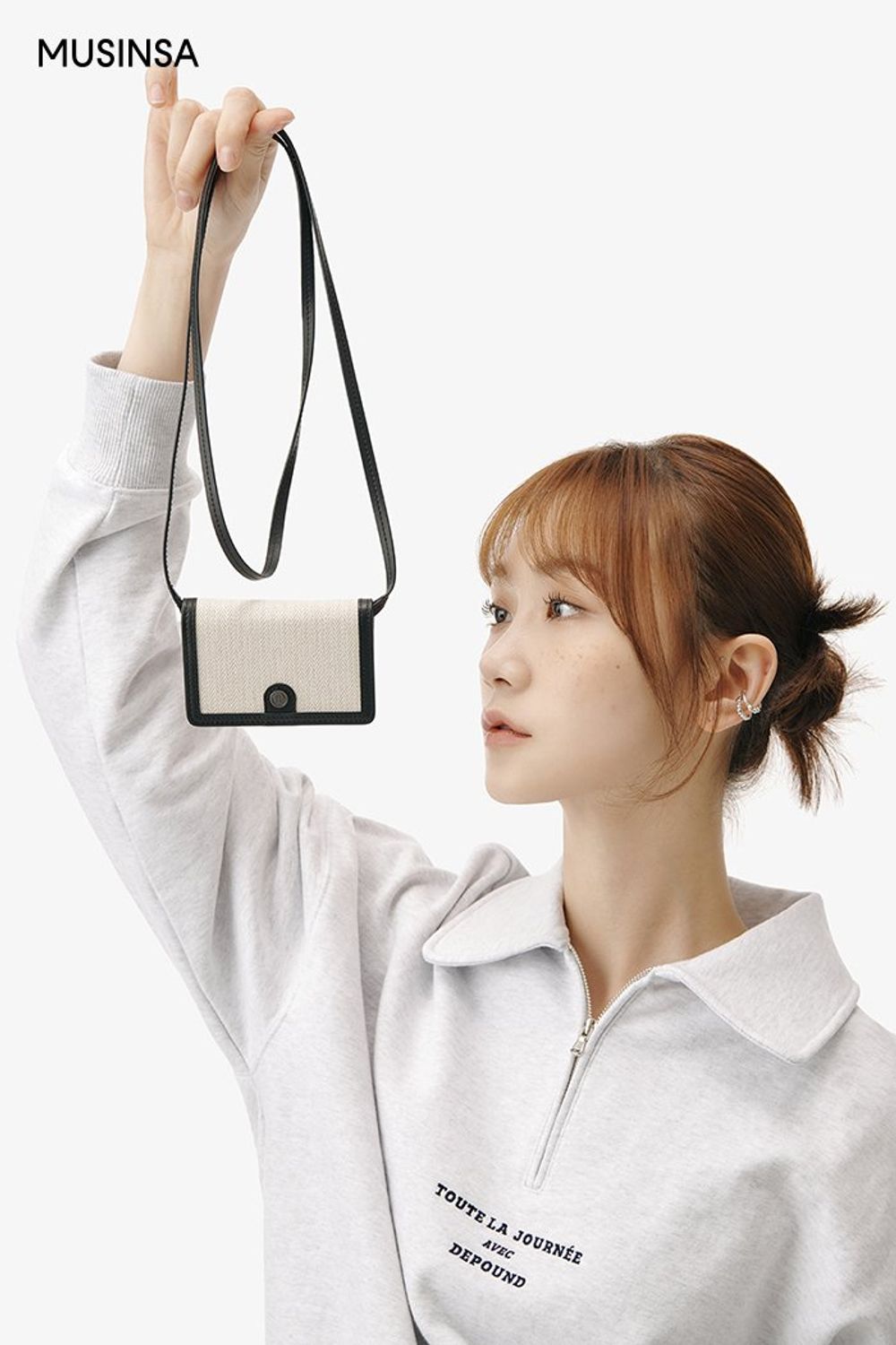 편안한 핏의 스웨트셔츠에 데님 스커트를 더해 연출한 캐주얼 룩 #컬러블록 #여친룩 #키높이 #마이크로백 #봄 #캐주얼 #데님스커트 #에디터_권준희