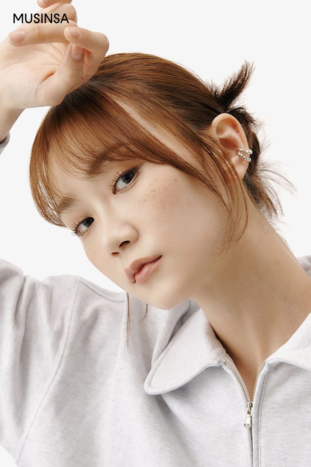 편안한 핏의 스웨트셔츠에 데님 스커트를 더해 연출한 캐주얼 룩 #컬러블록 #여친룩 #키높이 #마이크로백 #봄 #캐주얼 #데님스커트 #에디터_권준희
