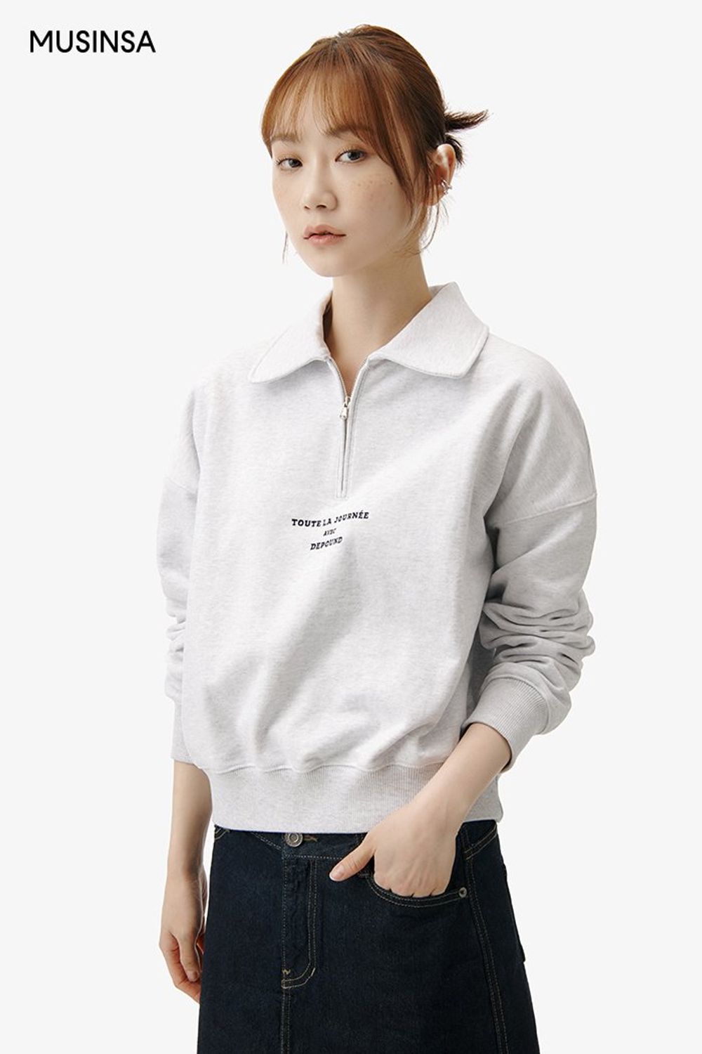 편안한 핏의 스웨트셔츠에 데님 스커트를 더해 연출한 캐주얼 룩 #컬러블록 #여친룩 #키높이 #마이크로백 #봄 #캐주얼 #데님스커트 #에디터_권준희