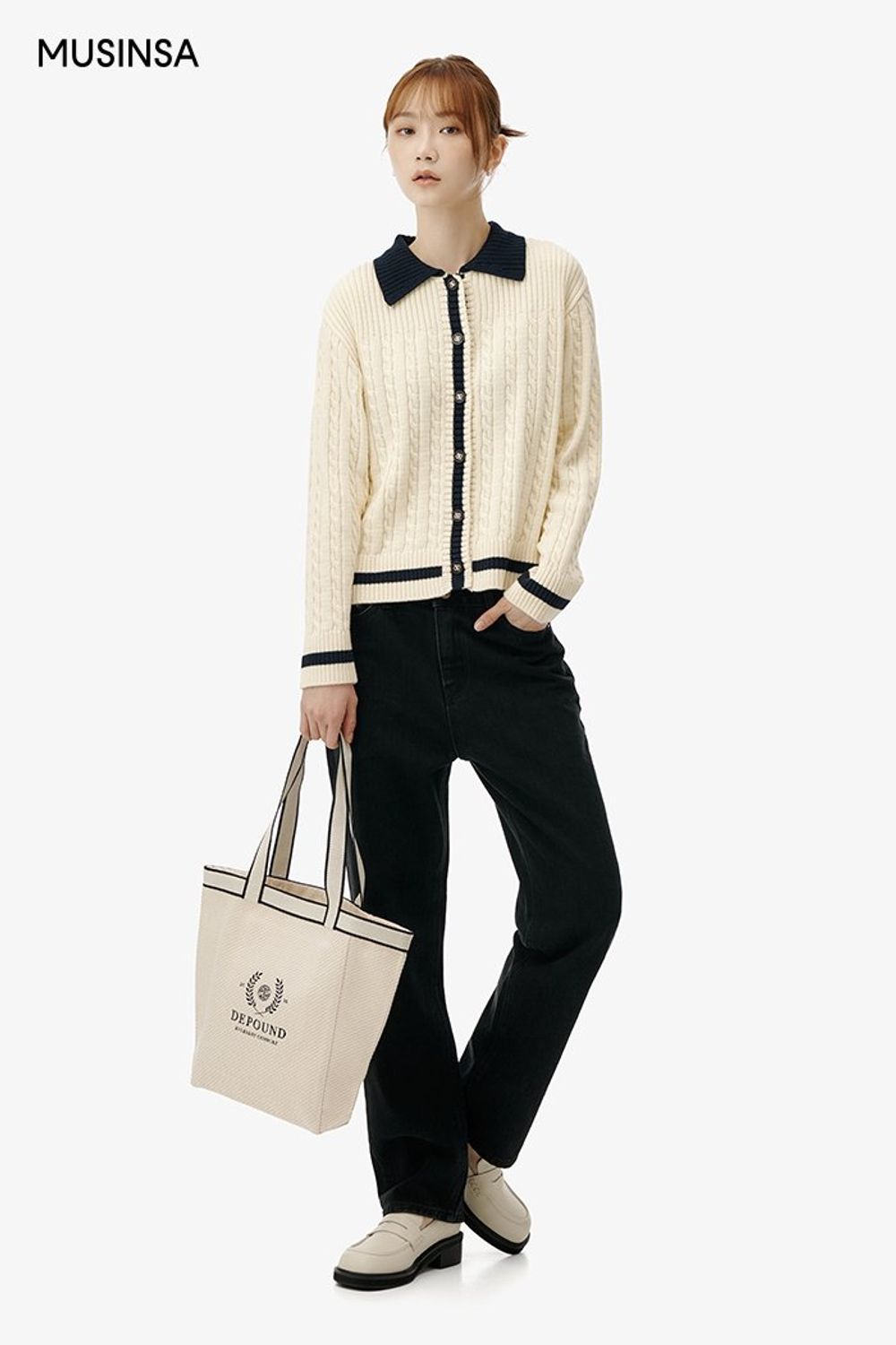 케이블 카디건에 블랙 진을 더한 후 에코 백으로 마무리한 캐주얼 룩 #컬러블록 #키높이 #봄 #캐주얼 #에디터_권준희