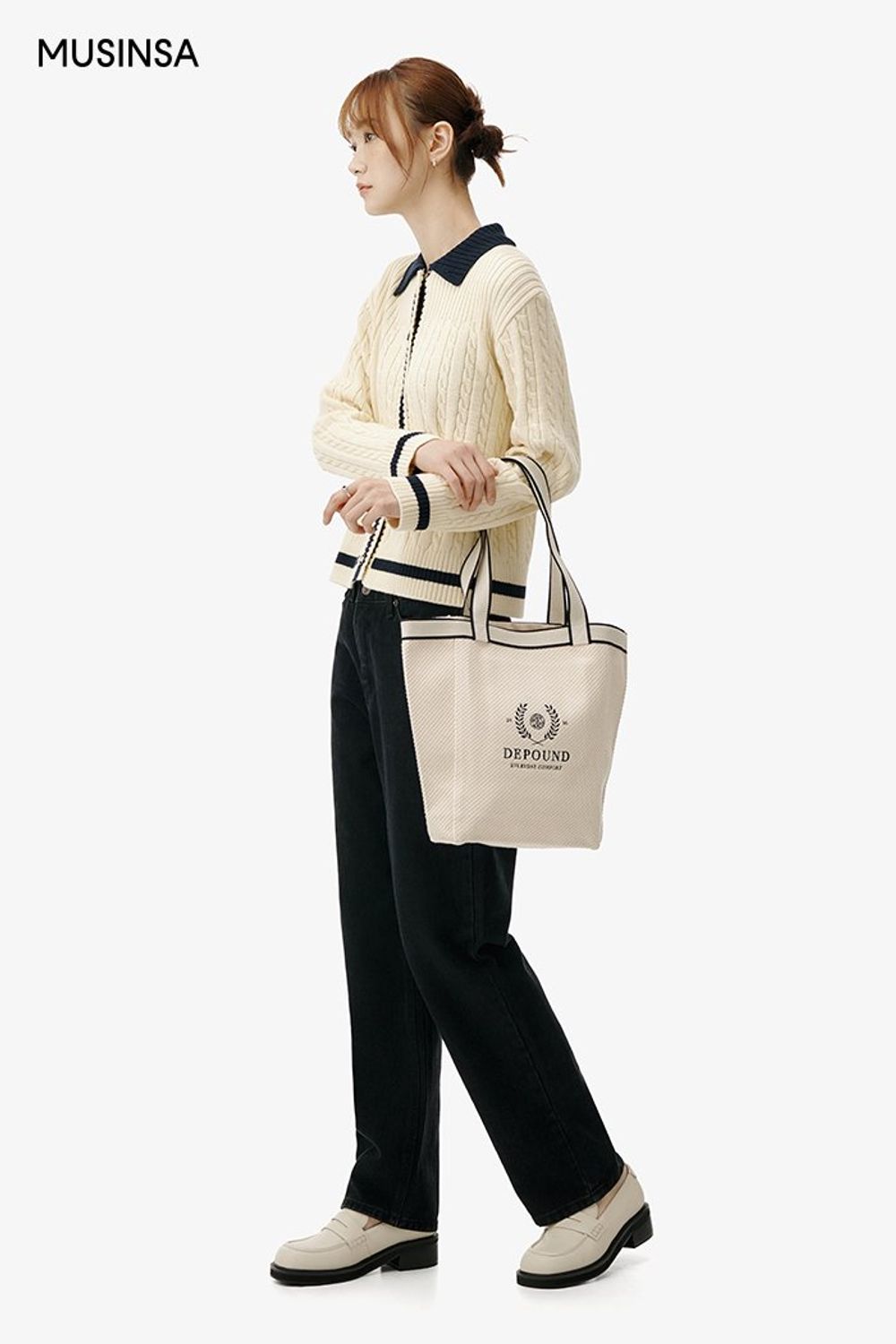 케이블 카디건에 블랙 진을 더한 후 에코 백으로 마무리한 캐주얼 룩 #컬러블록 #키높이 #봄 #캐주얼 #에디터_권준희
