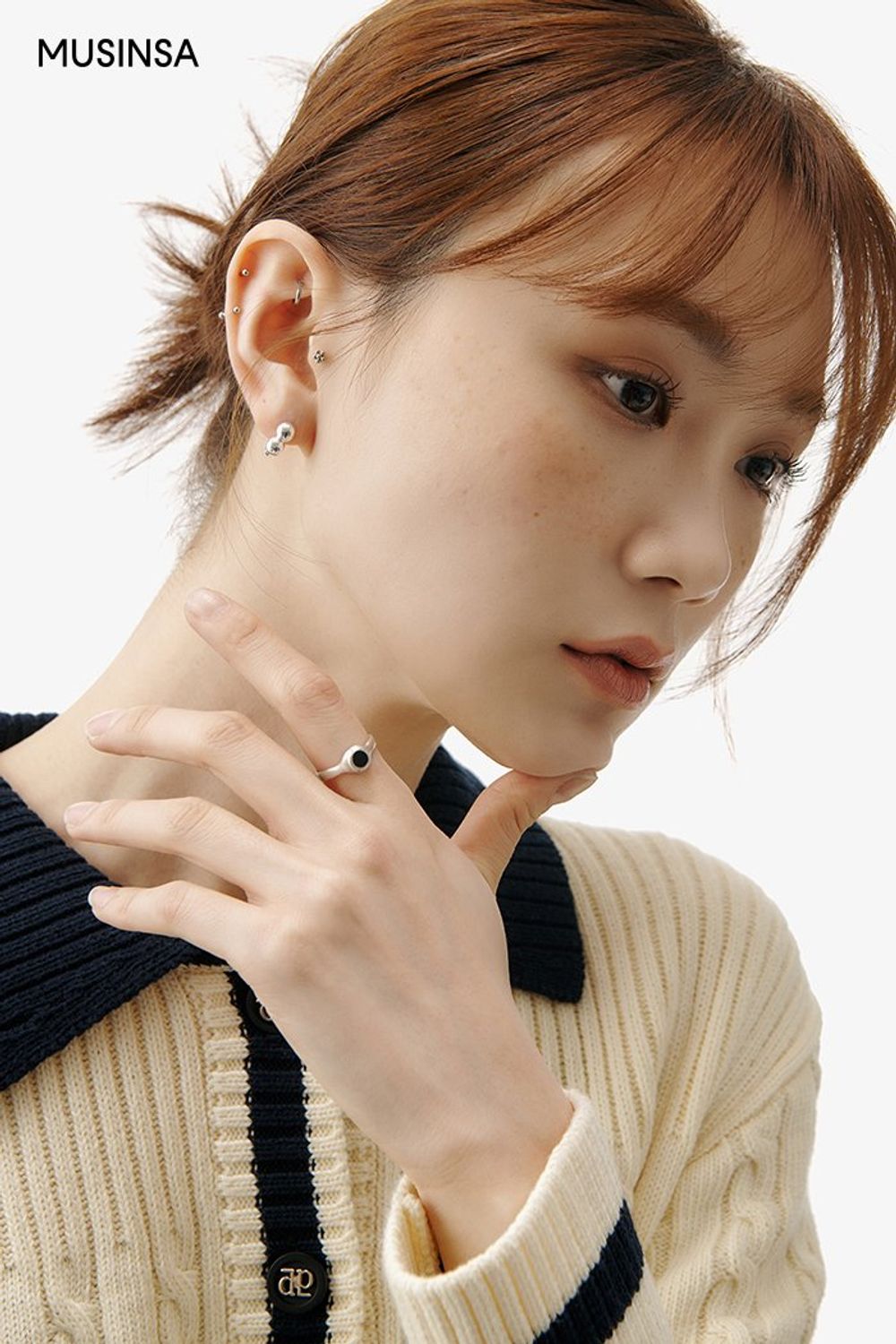 케이블 카디건에 블랙 진을 더한 후 에코 백으로 마무리한 캐주얼 룩 #컬러블록 #키높이 #봄 #캐주얼 #에디터_권준희