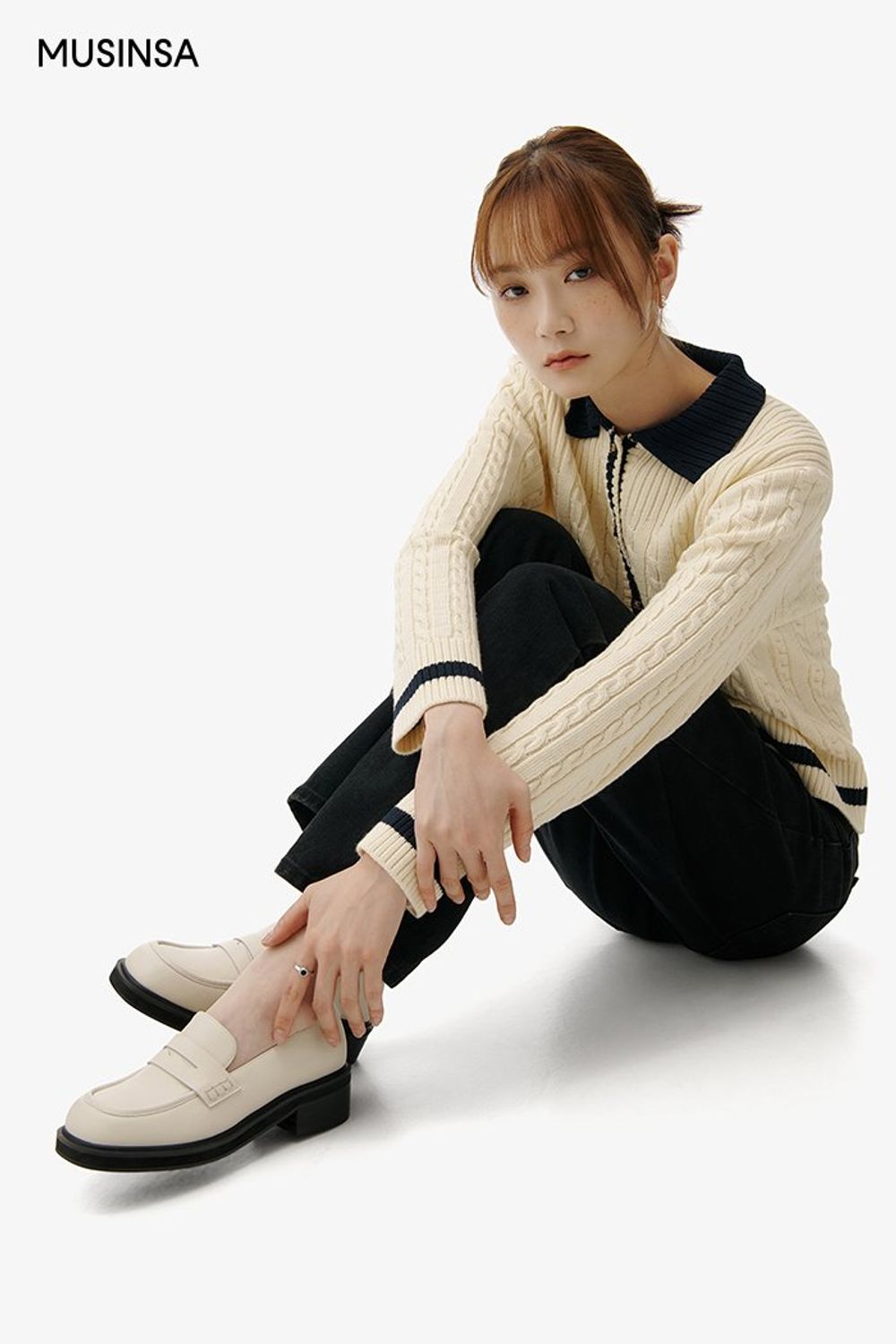 케이블 카디건에 블랙 진을 더한 후 에코 백으로 마무리한 캐주얼 룩 #컬러블록 #키높이 #봄 #캐주얼 #에디터_권준희