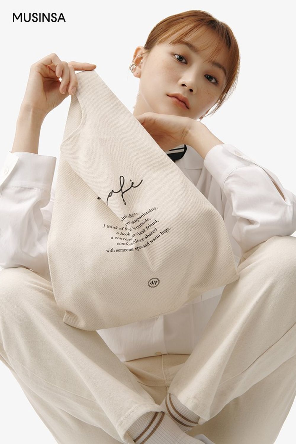 화이트 셔츠와 아이보리 팬츠의 조합에 스카프를 더해 포인트를 준 캐주얼 룩 #톤온톤 #뉴트럴톤 #봄 #캐주얼 #포켓셔츠 #스웨이드슈즈 #에디터_권준희