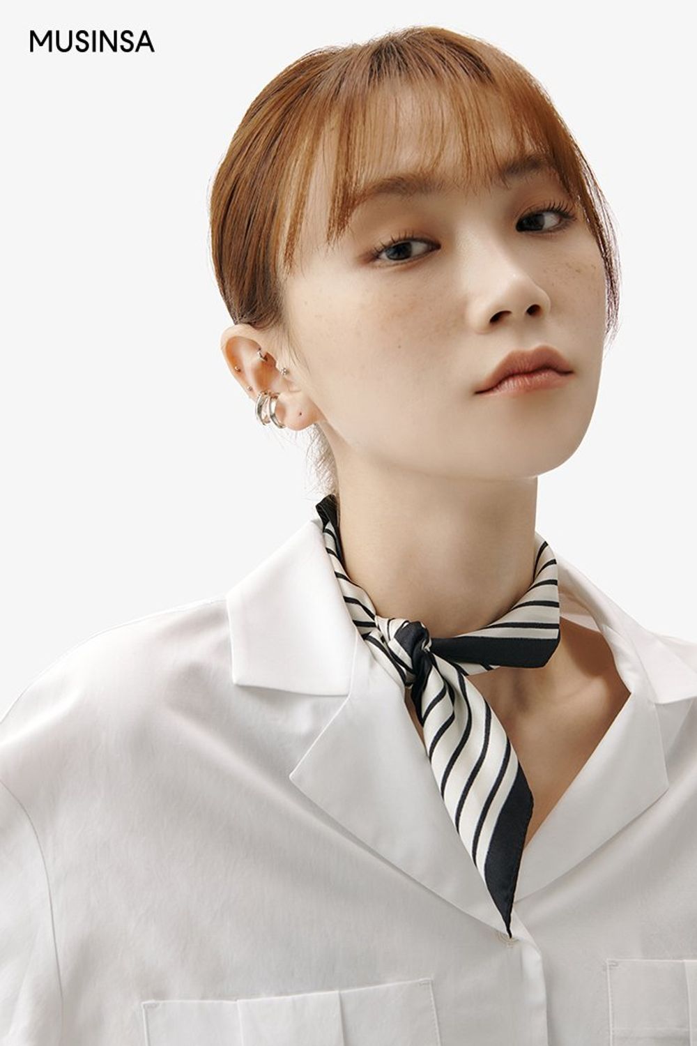 화이트 셔츠와 아이보리 팬츠의 조합에 스카프를 더해 포인트를 준 캐주얼 룩 #톤온톤 #뉴트럴톤 #봄 #캐주얼 #포켓셔츠 #스웨이드슈즈 #에디터_권준희