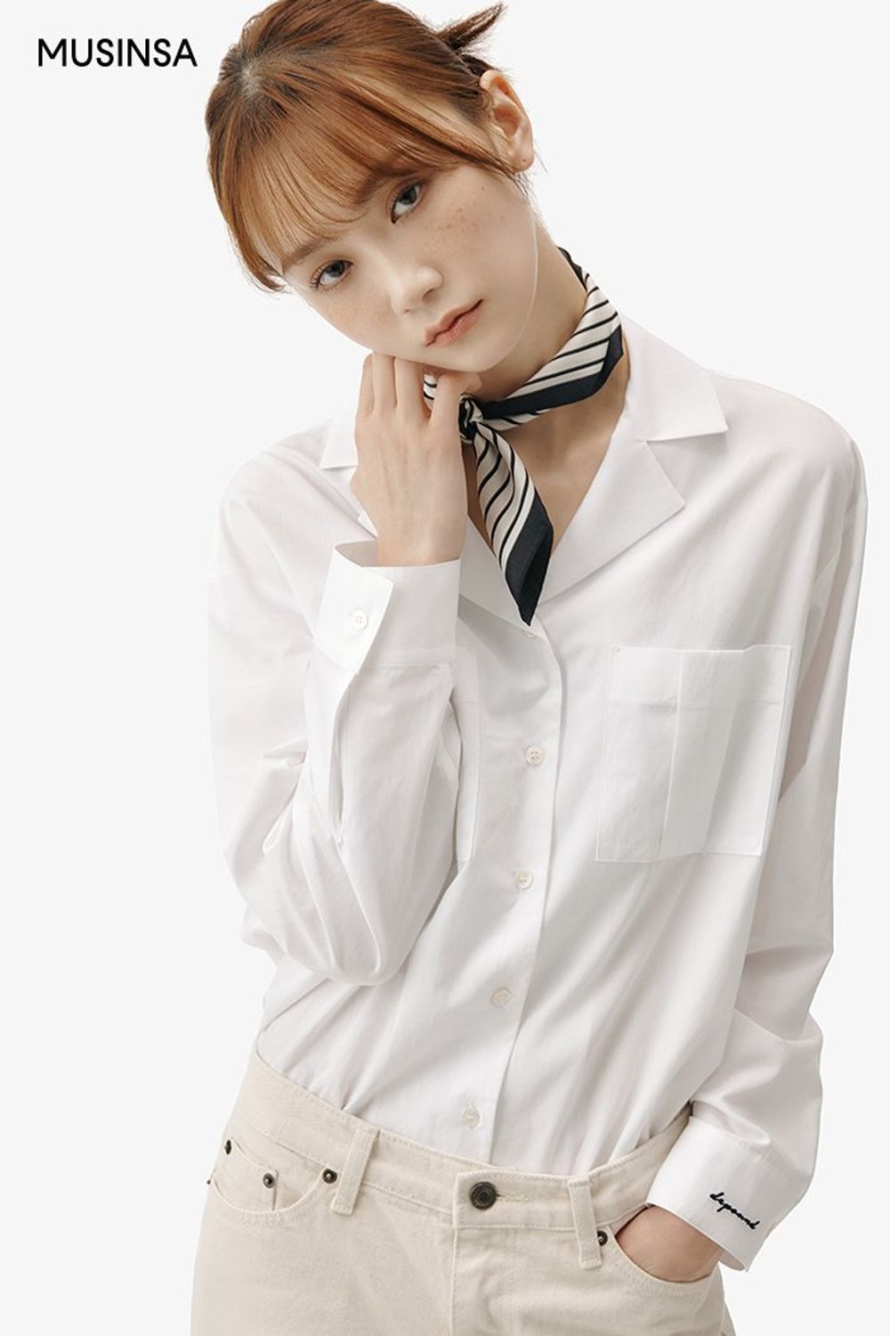 화이트 셔츠와 아이보리 팬츠의 조합에 스카프를 더해 포인트를 준 캐주얼 룩 #톤온톤 #뉴트럴톤 #봄 #캐주얼 #포켓셔츠 #스웨이드슈즈 #에디터_권준희