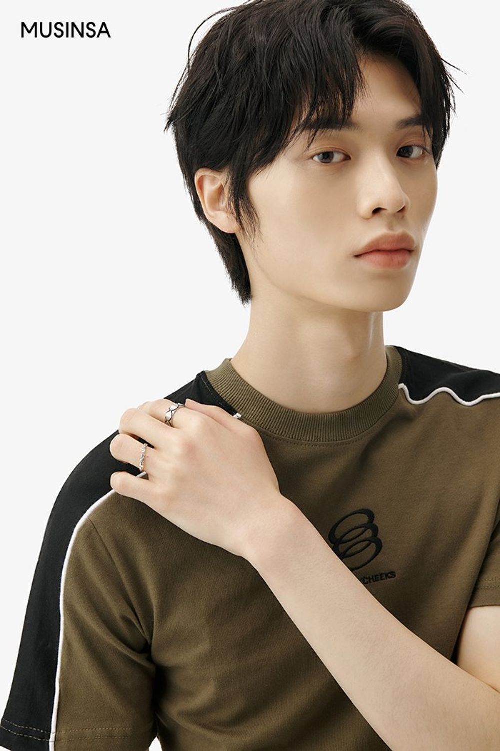 반소매 티셔츠에 대미지 디테일을 더한 데님 팬츠를 매치한 스트릿 룩 #심볼 #와이드핏 #컬러블록 #웨스턴 #찢청 #대미지 #봄 #스트릿 #에디터_이소영