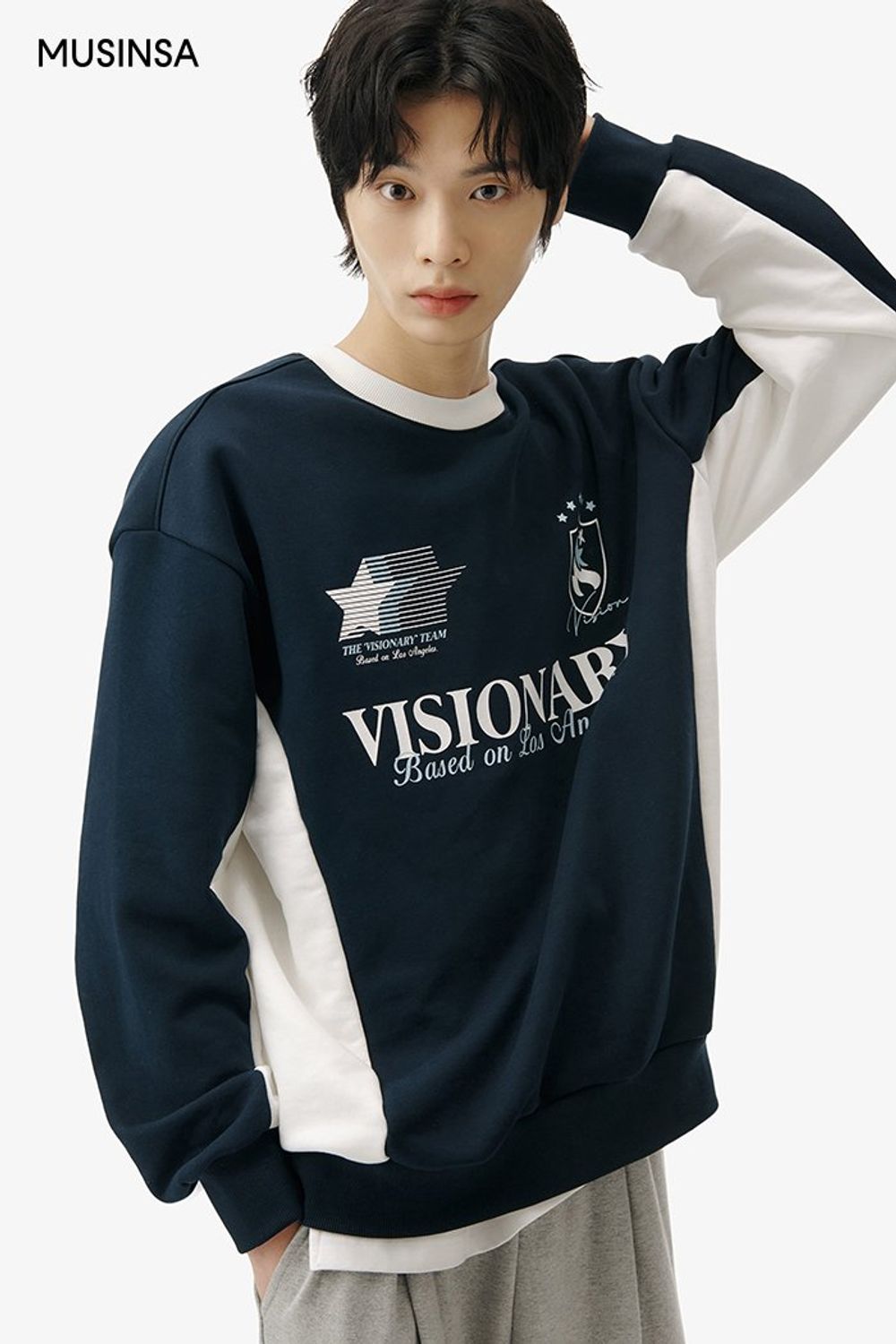 스웨트셔츠에 스웨트 팬츠를 매치해 코디한 캐주얼 룩 #레터링 #오버핏 #컬러블록 #봄 #캐주얼 #에디터_이소영