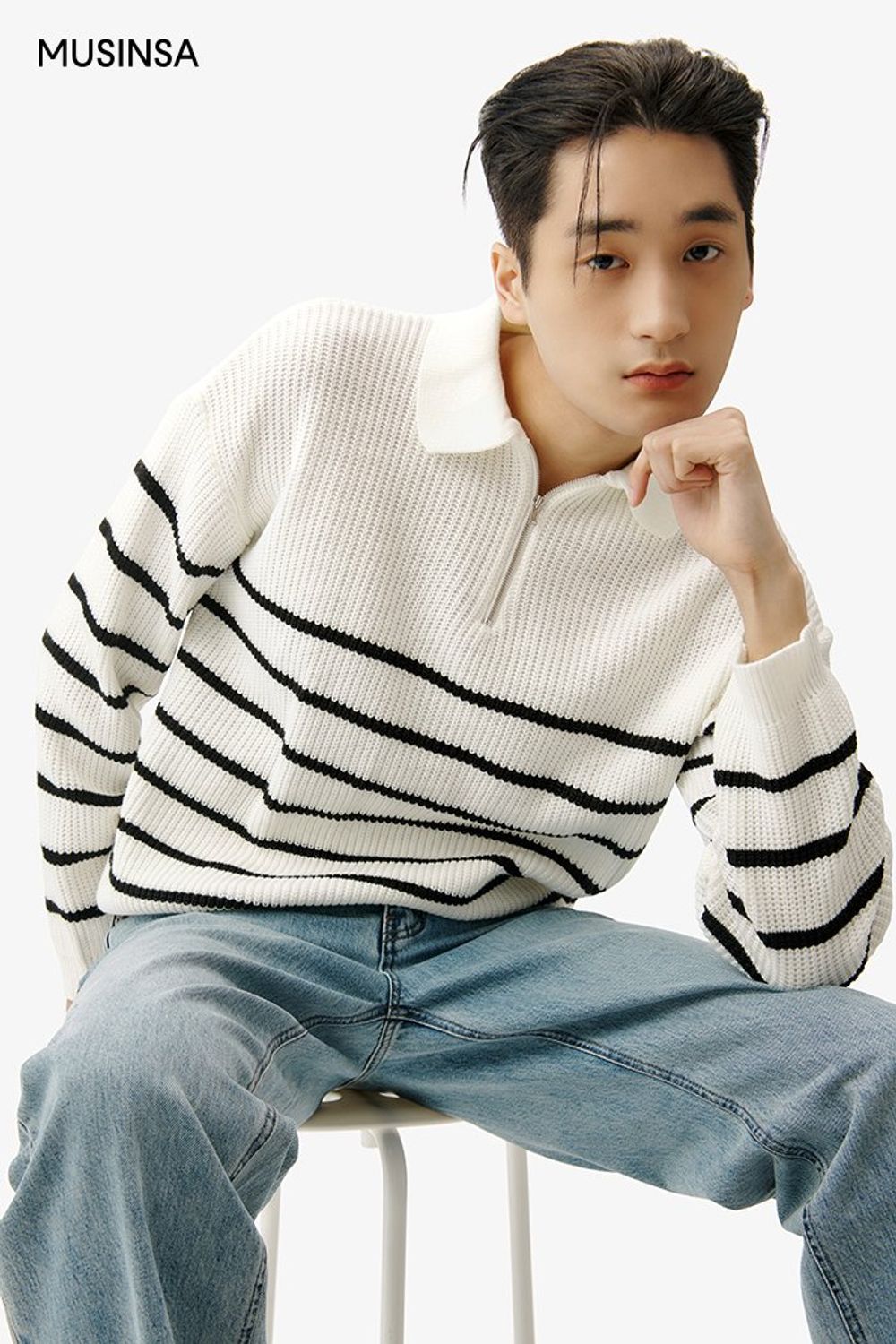 스트라이프 니트에 데님 팬츠를 매치하고 토트백을 들어 완성한 댄디 룩 #스트라이프 #남친룩 #컬러블록 #워싱 #봄 #댄디 #에디터_이소영
