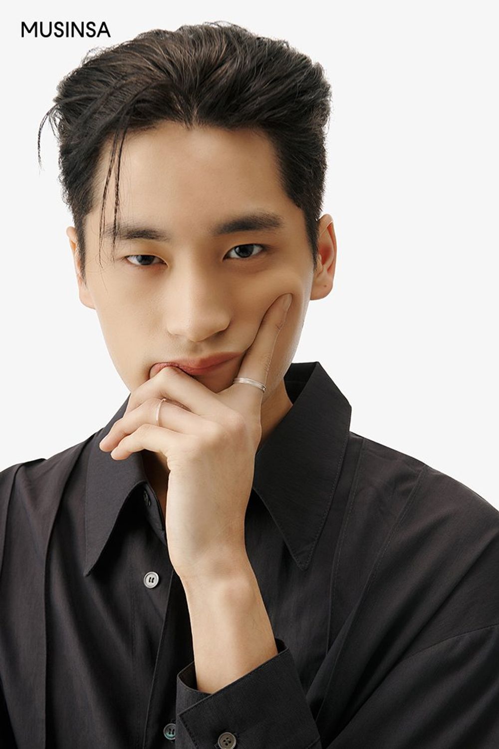 핀턱 셔츠에 부츠 컷 데님 팬츠를 매치해 완성한 댄디 룩 #부츠컷 #핀턱 #봄 #댄디 #에디터_이소영