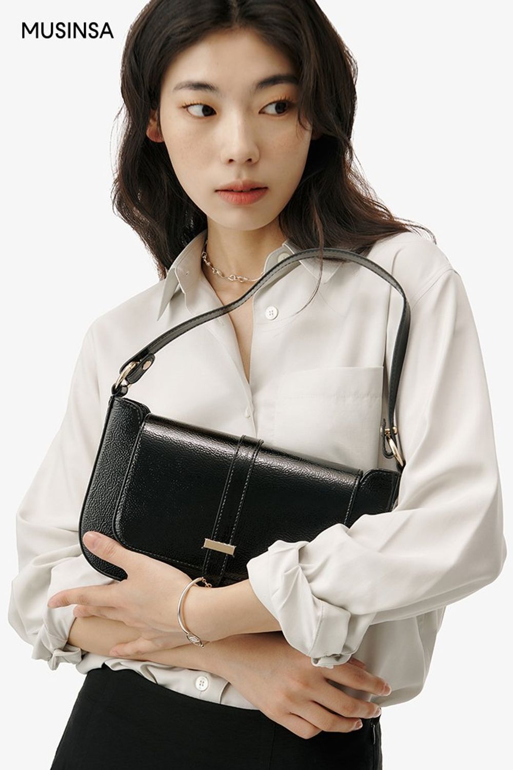 실키한 셔츠에 셔링 스커트를 매치해 심플하게 연출한 포멀 룩 #단정한 #출근룩 #봄 #비즈니스캐주얼 #포멀 #하객룩 #미니멀룩 #언발란스 #실크셔츠 #셔링스커트 #에디터_권준희