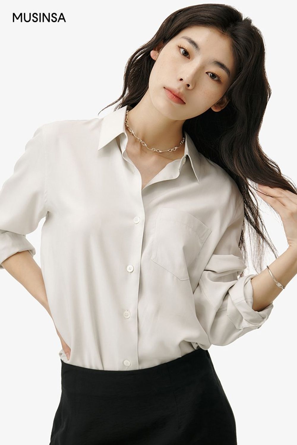 실키한 셔츠에 셔링 스커트를 매치해 심플하게 연출한 포멀 룩 #단정한 #출근룩 #봄 #비즈니스캐주얼 #포멀 #하객룩 #미니멀룩 #언발란스 #실크셔츠 #셔링스커트 #에디터_권준희