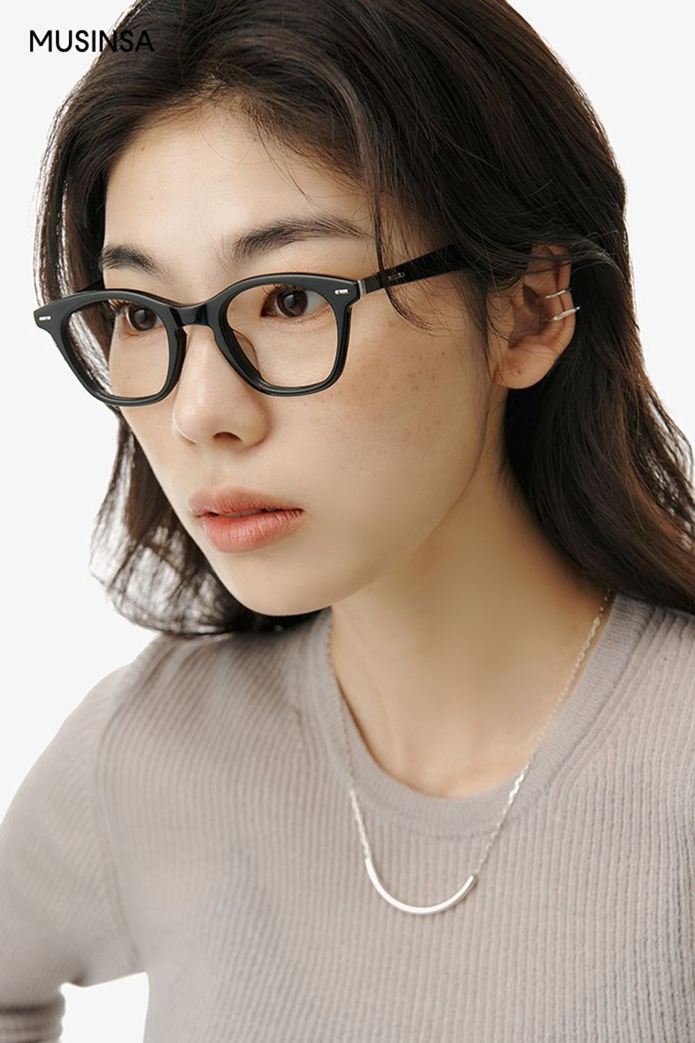 심플한 니트에 와이드 슬랙스를 매치한 후 실버 토트백으로 마무리한 포멀 룩 #슬림핏 #와이드핏 #모노톤 #출근룩 #봄 #비즈니스캐주얼 #포멀 #하객룩 #핀턱팬츠 #에디터_권준희