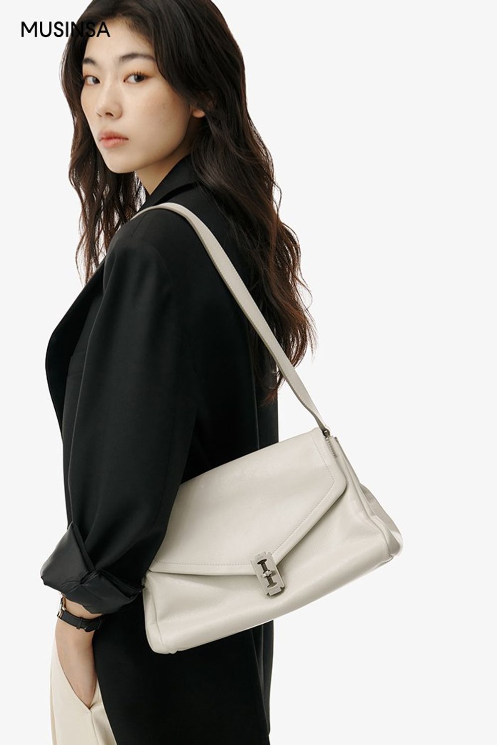 오버핏 블레이저와 핀턱 팬츠의 조합에 숄더백을 더해 연출한 시크 룩 #오버핏 #와이드핏 #모노톤 #출근룩 #봄 #시크 #크롭니트 #하객룩 #핀턱팬츠 #에디터_권준희