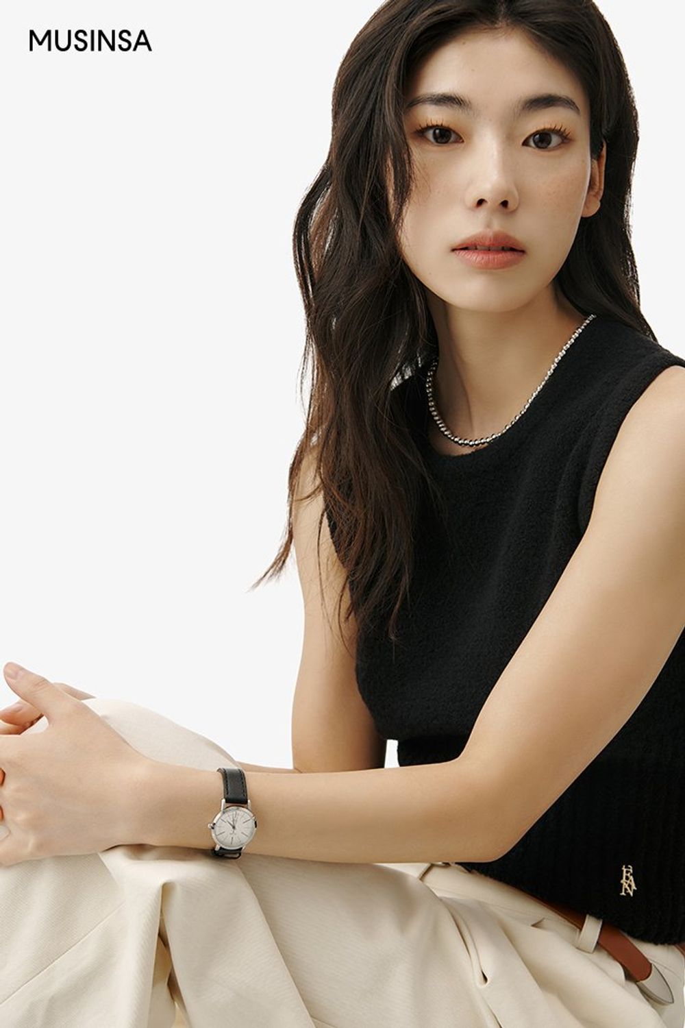 오버핏 블레이저와 핀턱 팬츠의 조합에 숄더백을 더해 연출한 시크 룩 #오버핏 #와이드핏 #모노톤 #출근룩 #봄 #시크 #크롭니트 #하객룩 #핀턱팬츠 #에디터_권준희
