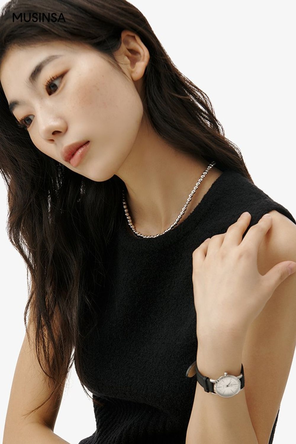 오버핏 블레이저와 핀턱 팬츠의 조합에 숄더백을 더해 연출한 시크 룩 #오버핏 #와이드핏 #모노톤 #출근룩 #봄 #시크 #크롭니트 #하객룩 #핀턱팬츠 #에디터_권준희