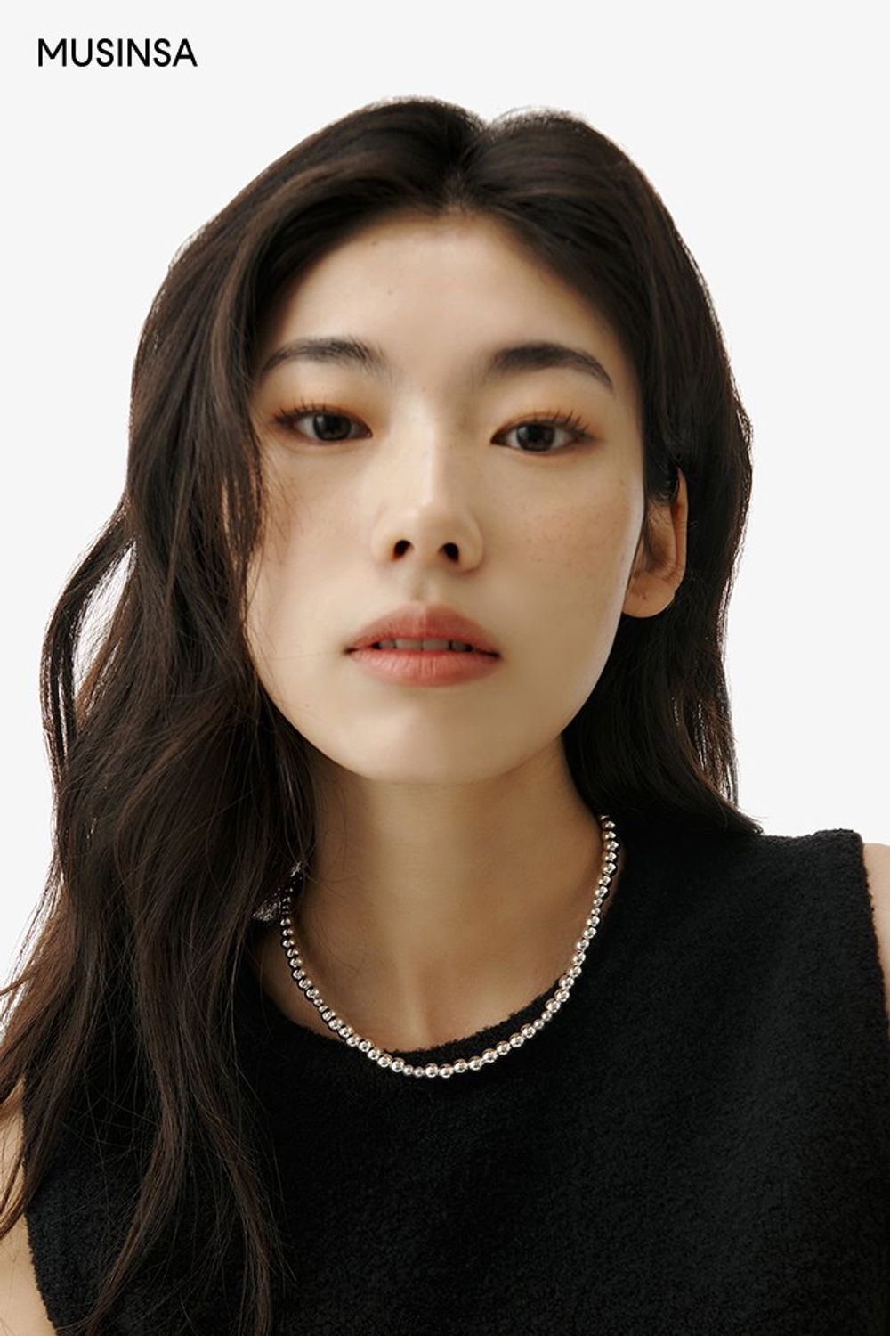 오버핏 블레이저와 핀턱 팬츠의 조합에 숄더백을 더해 연출한 시크 룩 #오버핏 #와이드핏 #모노톤 #출근룩 #봄 #시크 #크롭니트 #하객룩 #핀턱팬츠 #에디터_권준희