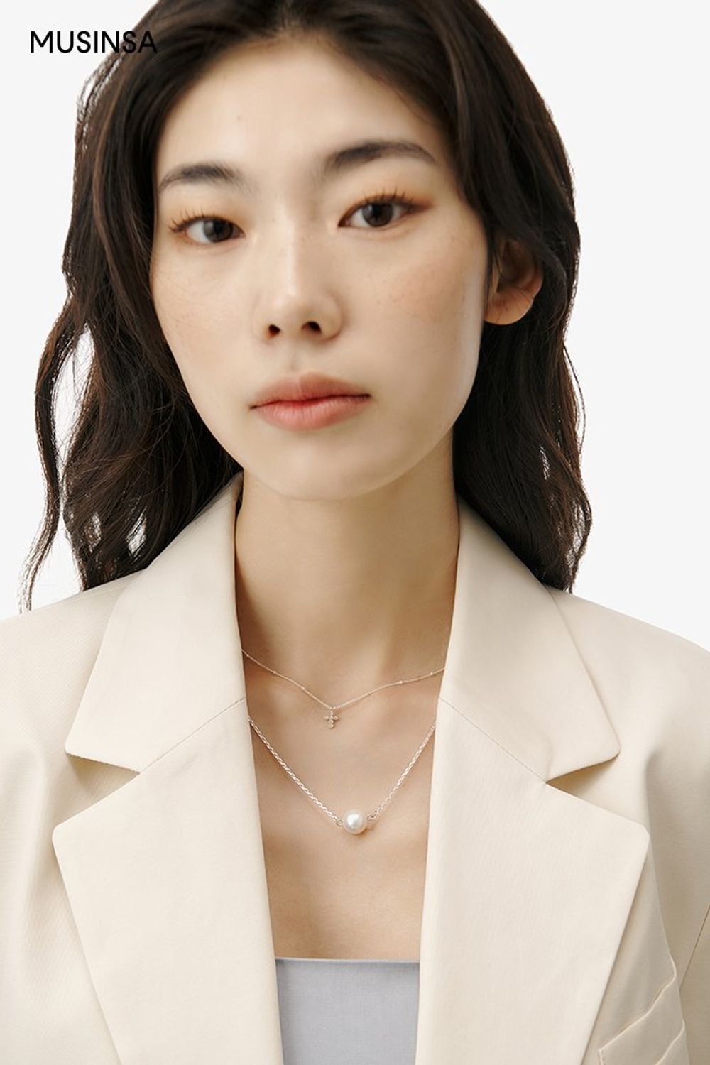 슬릿 디테일의 롱 원피스에 린넨 재킷을 더해 화사하게 연출한 로맨틱 룩 #화사한 #오버핏 #맥시 #봄 #로맨틱 #데이트룩 #하객룩 #슬릿원피스 #에디터_권준희