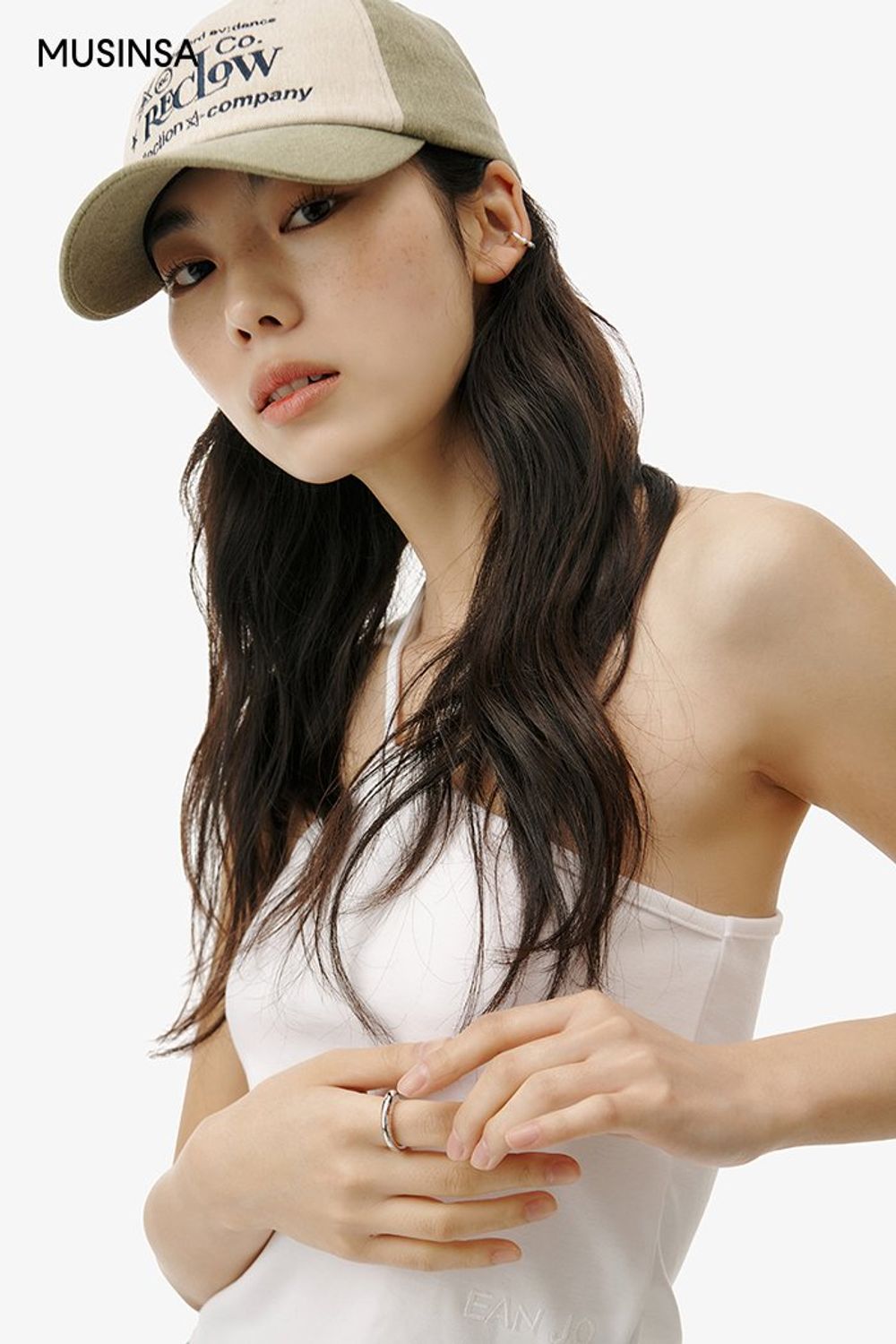 블랙 크롭 재킷에 와이드 팬츠를 매치하고 볼캡으로 포인트를 준 캐주얼 룩 #모노톤 #컬러블록 #꾸안꾸 #키높이 #홀터넥 #봄 #캐주얼 #에디터_권준희