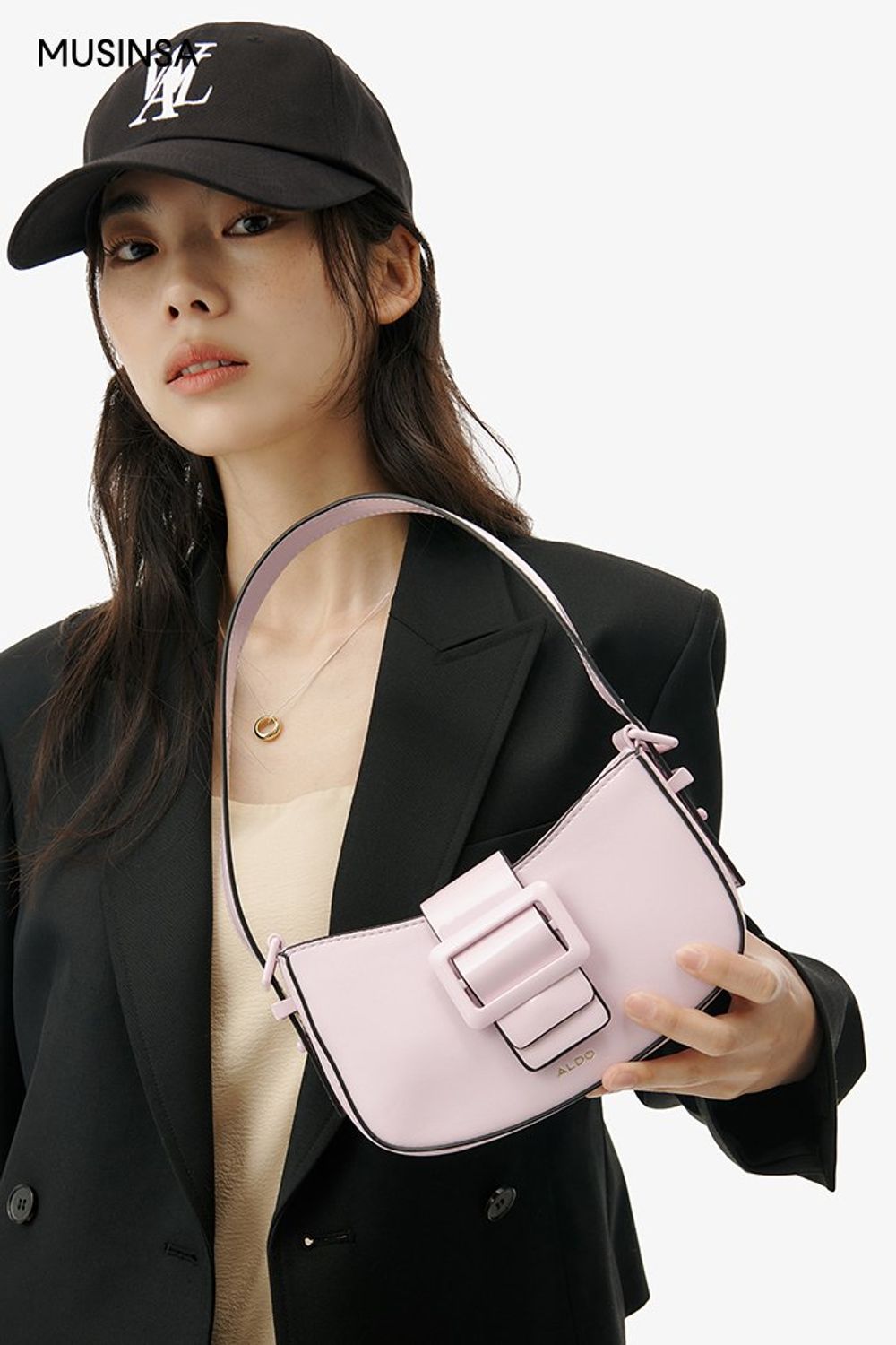 프릴이 돋보이는 원피스에 블레이저를 더한 후 볼캡으로 마무리한 시크 룩 #심볼 #파스텔 #믹스매치 #봄 #시크 #프릴원피스 #크롭재킷 #에디터_권준희