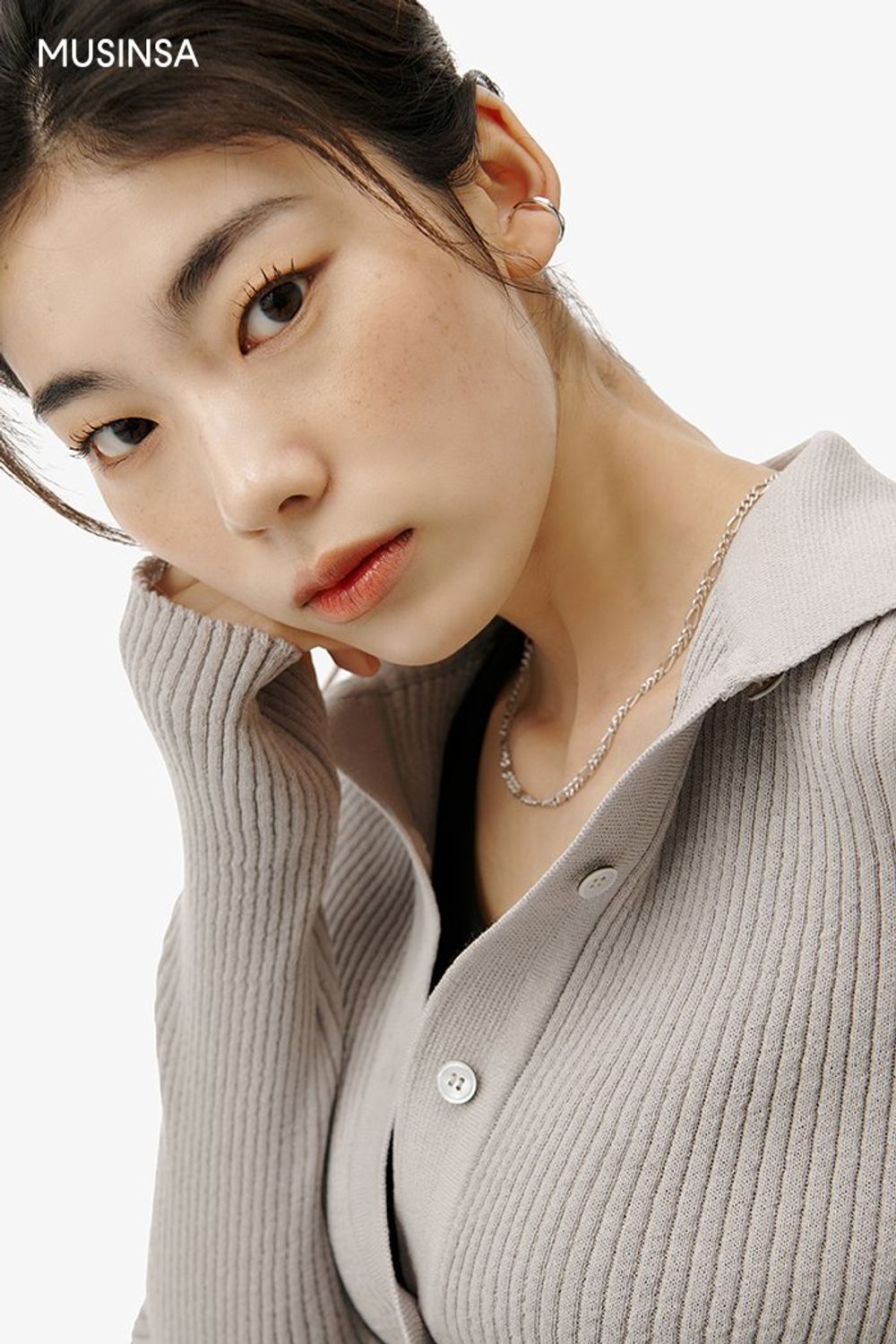 그레이 컬러의 카디건에 카고 팬츠를 더해 힙하게 연출한 시크 룩 #슬림핏 #와이드핏 #모노톤 #컬러블록 #봄 #시크 #카고팬츠 #웨스턴부츠 #레더팬츠 #에디터_권준희