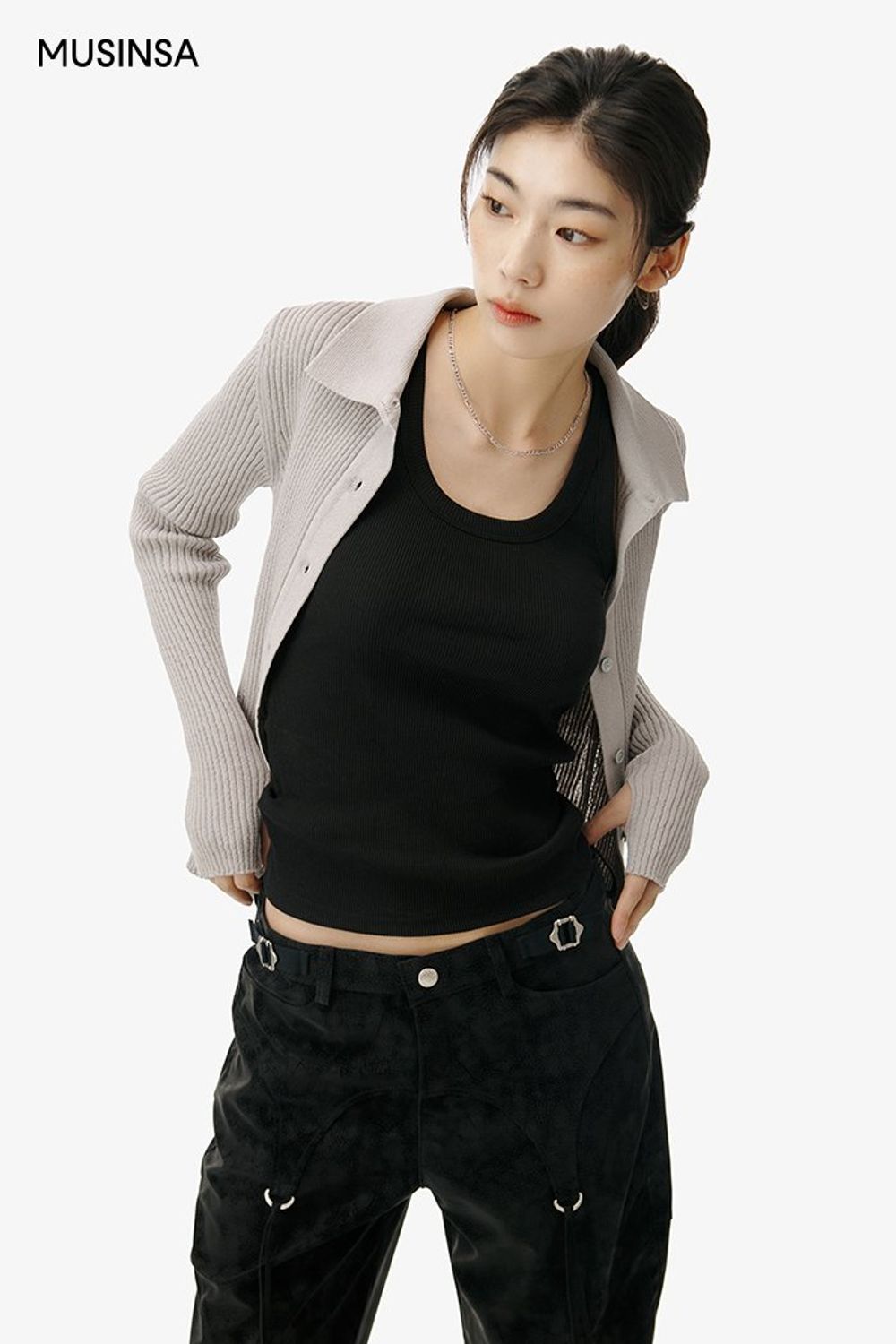 그레이 컬러의 카디건에 카고 팬츠를 더해 힙하게 연출한 시크 룩 #슬림핏 #와이드핏 #모노톤 #컬러블록 #봄 #시크 #카고팬츠 #웨스턴부츠 #레더팬츠 #에디터_권준희