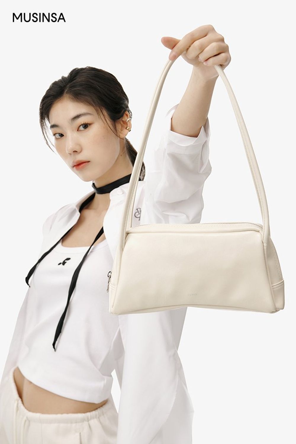 크롭 탑에 디테일이 돋보이는 카고 팬츠를 매치한 후 스카프로 포인트를 더한 캐주얼 룩 #심볼 #오버핏 #와이드핏 #톤온톤 #키높이 #봄 #캐주얼 #카고팬츠 #에디터_권준희