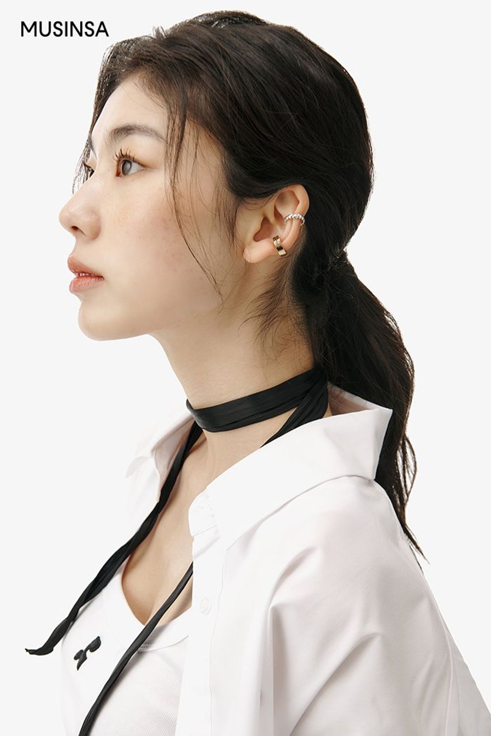 크롭 탑에 디테일이 돋보이는 카고 팬츠를 매치한 후 스카프로 포인트를 더한 캐주얼 룩 #심볼 #오버핏 #와이드핏 #톤온톤 #키높이 #봄 #캐주얼 #카고팬츠 #에디터_권준희
