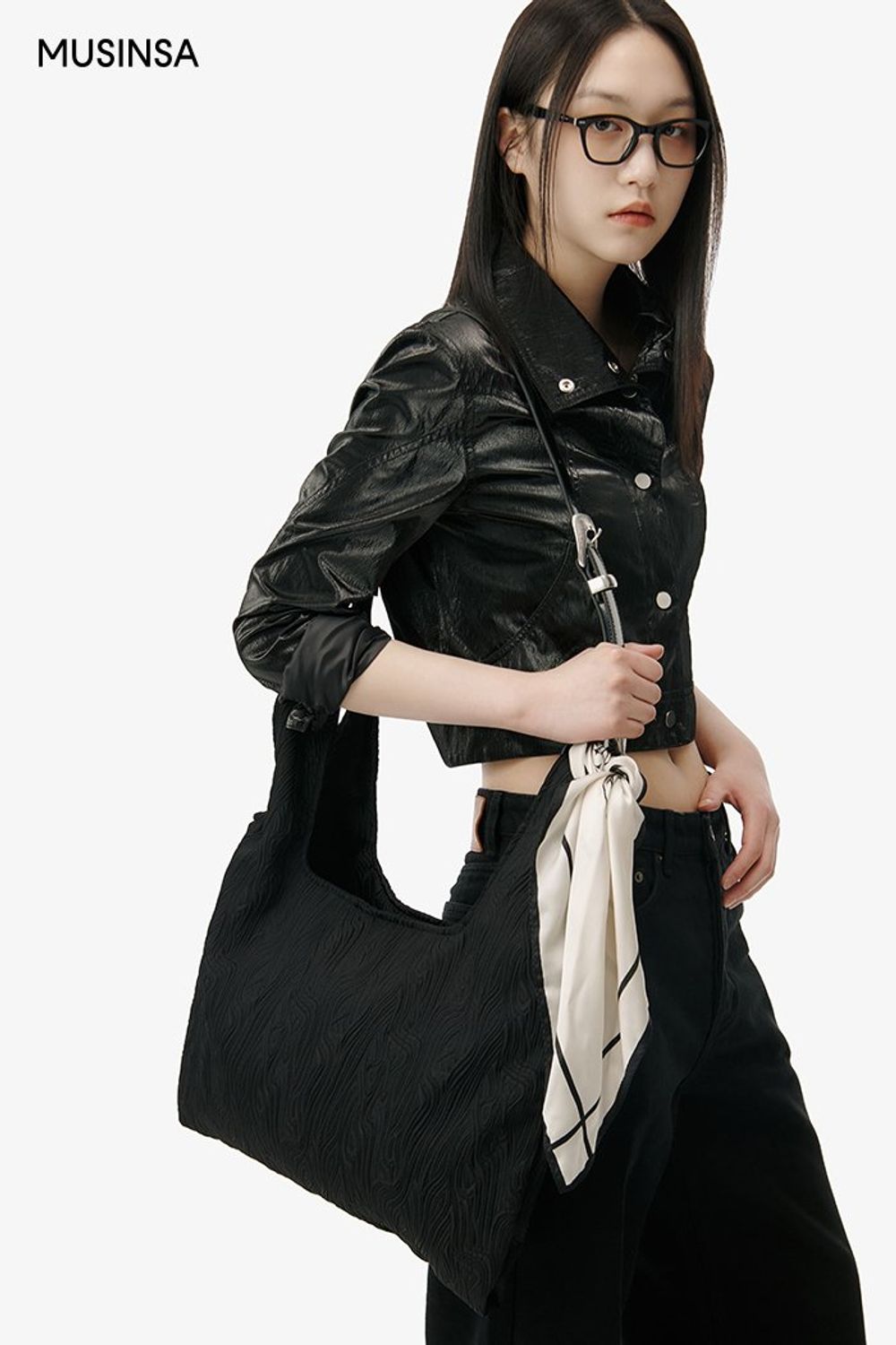블랙 컬러 아이템으로 완성한 코디네이션 #와이드핏 #올블랙 #레더 #글로시 #크롭 #봄 #시크 #퀼팅백 #에디터_최고은